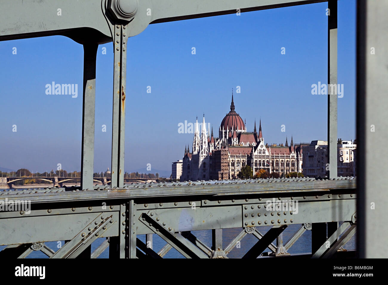 Blick auf das Parlamentsgebäude durch die Strebepfeiler die historische Kettenbrücke in Budapest, Ungarn Stockfoto