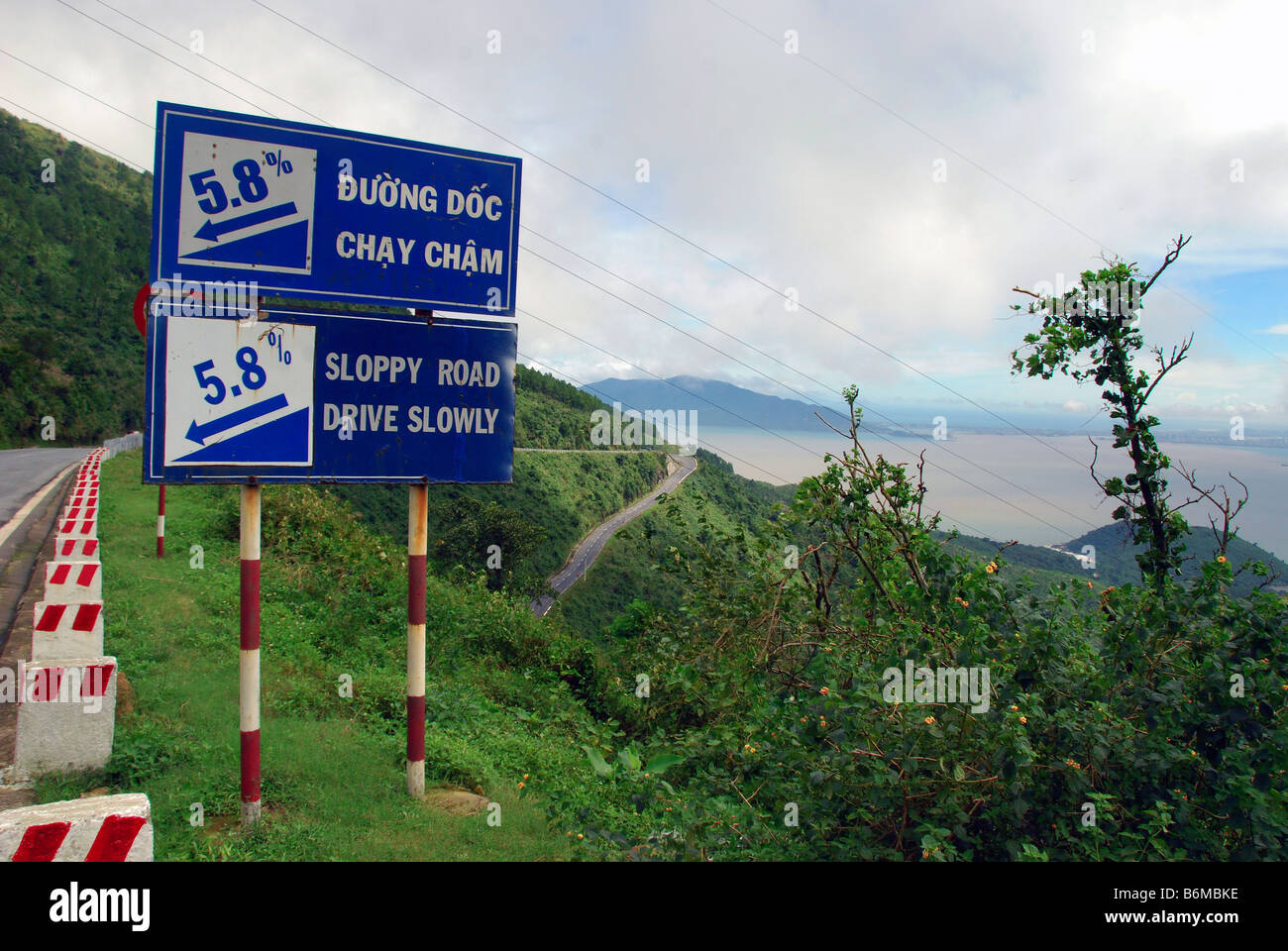 Straßenschild an Spitze der Hai-Van-Pass - Straße von Danang, Hue, Zentral-Vietnam Stockfoto