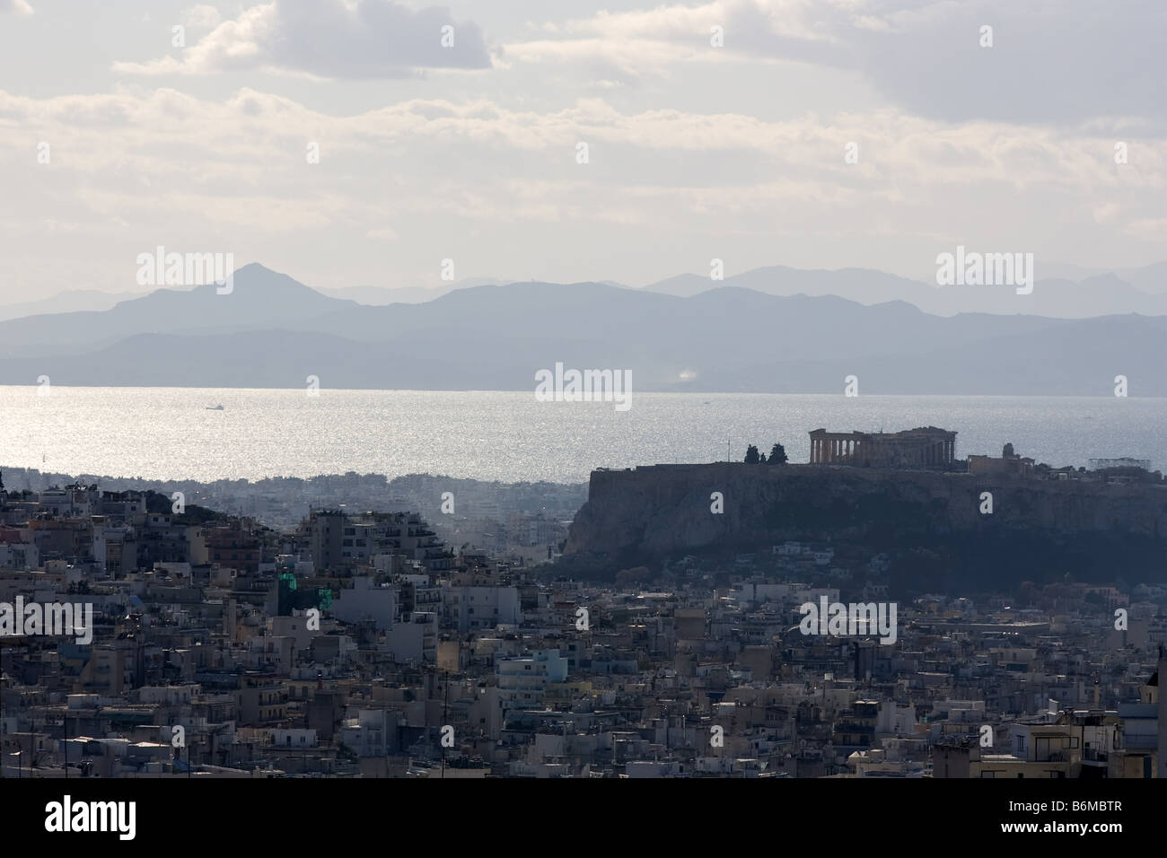 Ein Blick auf die Athen und die Akropolis, während die Sonne auf den Saronischen Golf glitzert Stockfoto