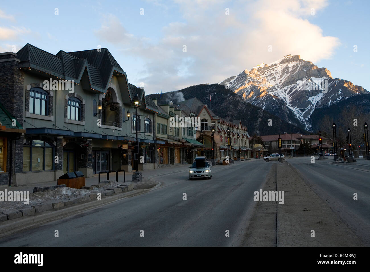 Banff avenue alberta canada -Fotos und -Bildmaterial in hoher Auflösung ...