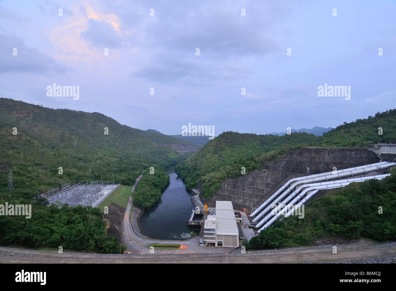 Sri Nakarin Damm, ist es der größte geschüttete Damm mit einem Tonkern in Thailand befindet sich am Fluss Khwae Yai (River Kwai) Stockfoto