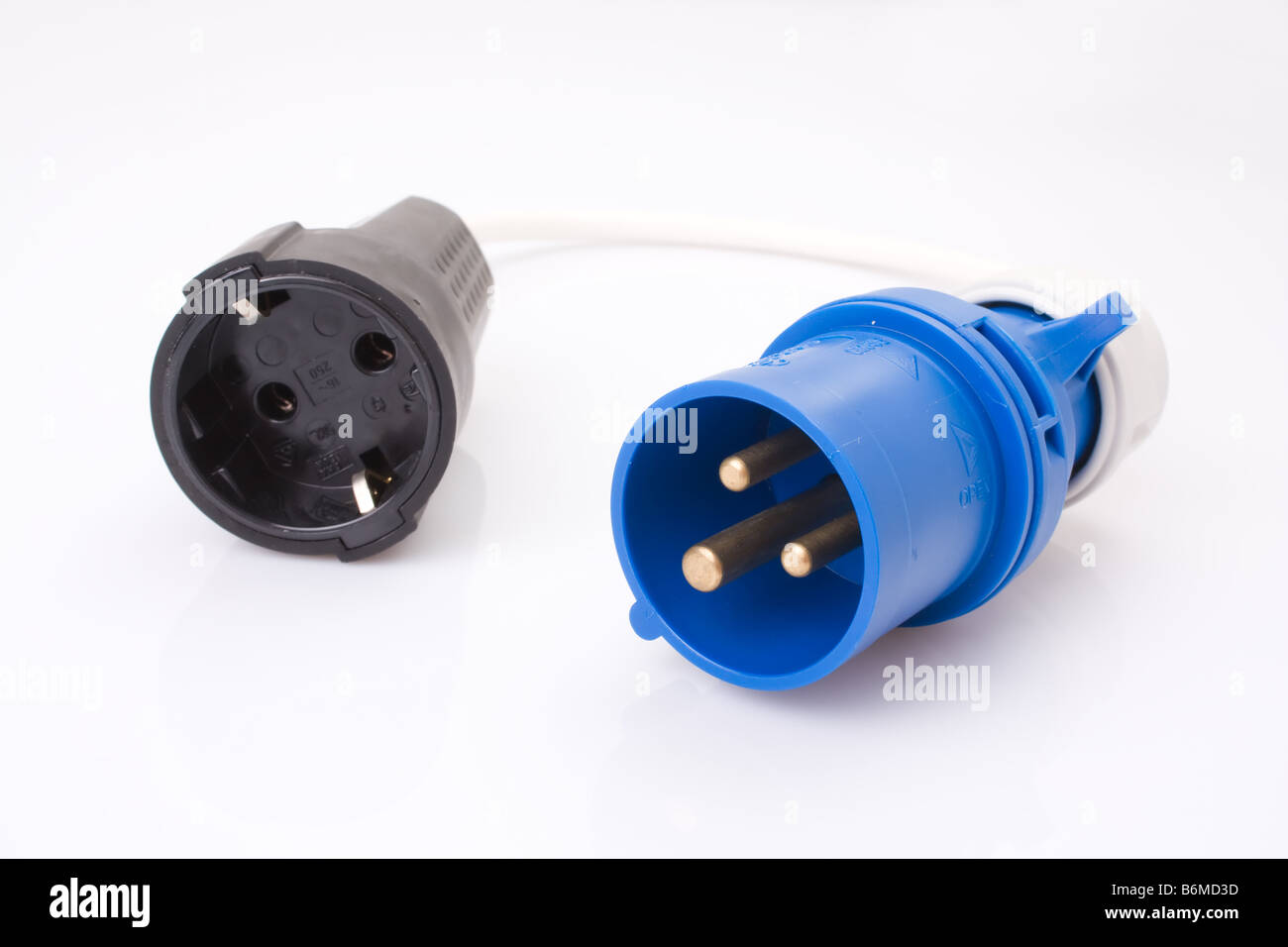 Konverter-Kabel in europäischen Camping mit einer 16A IEC 60309/IEC309 Stecker und eine gemeinsame Deutsch/CEE 7/7-Buchse verwendet. Stockfoto