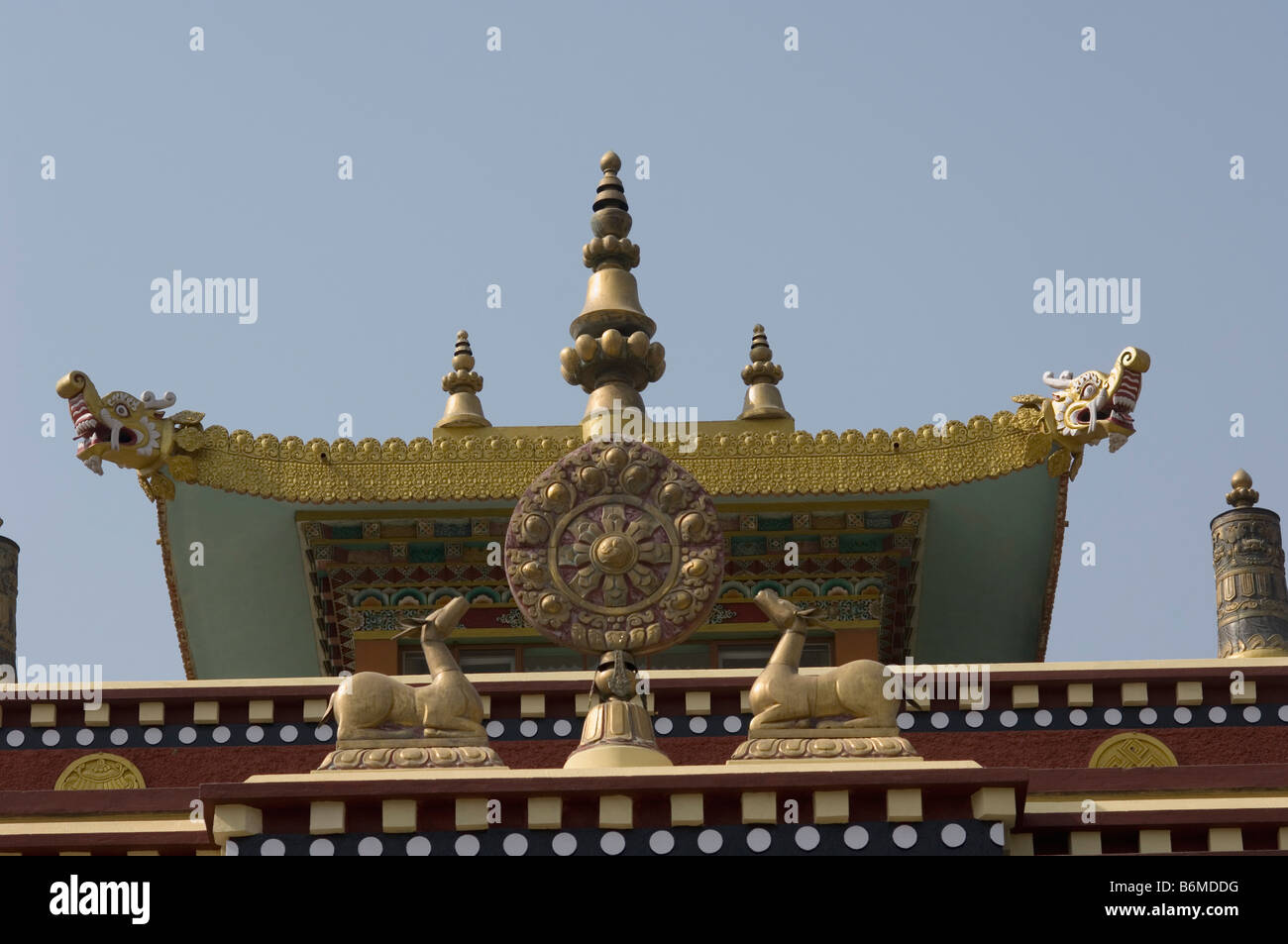 Niedrigen Winkel Ansicht eines Klosters, tibetischen Klöstern, Bodhgaya, Gaya, Bihar, Indien Stockfoto