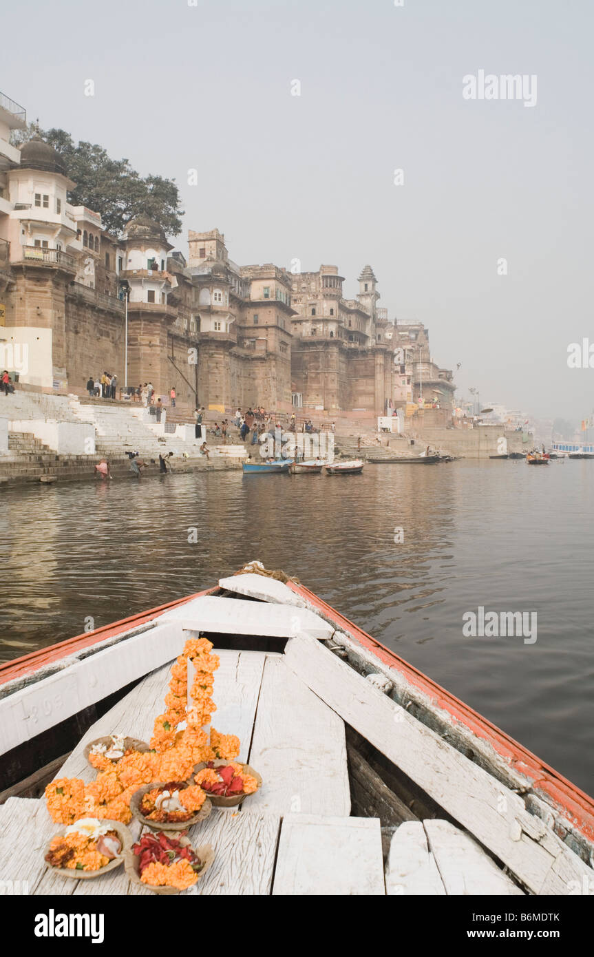 Boot in einem Fluss Darbhanga Ghat, Fluss Ganges, Varanasi, Uttar Pradesh, Indien Stockfoto