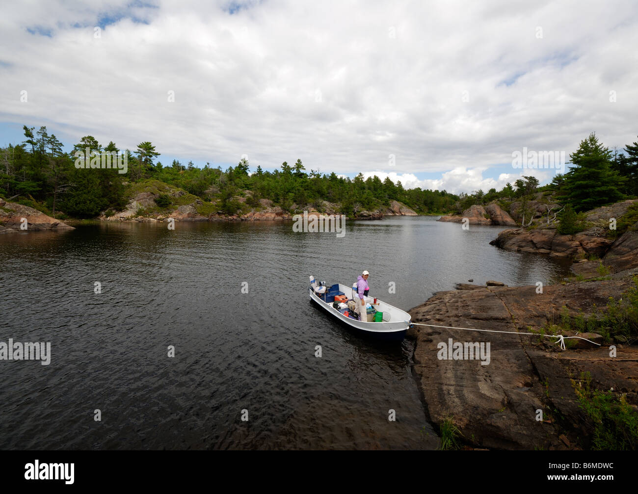 Bootfahren in der Pickerel River, in der Nähe von French River, Nord-Ontario, Kanada Stockfoto