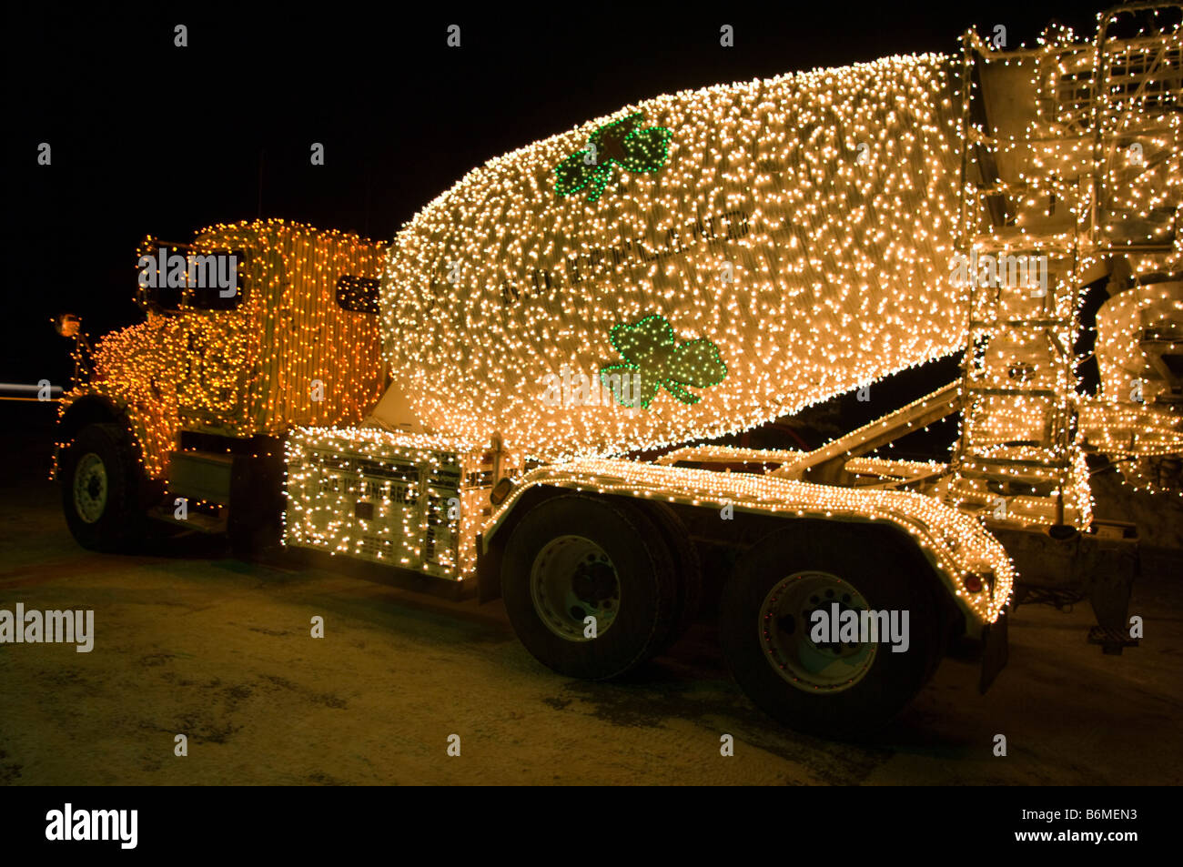 Betonmischer-LKW in Weihnachtsbeleuchtung am Fass Umweg abgedeckt. Redaktionelle Nutzung. Stockfoto