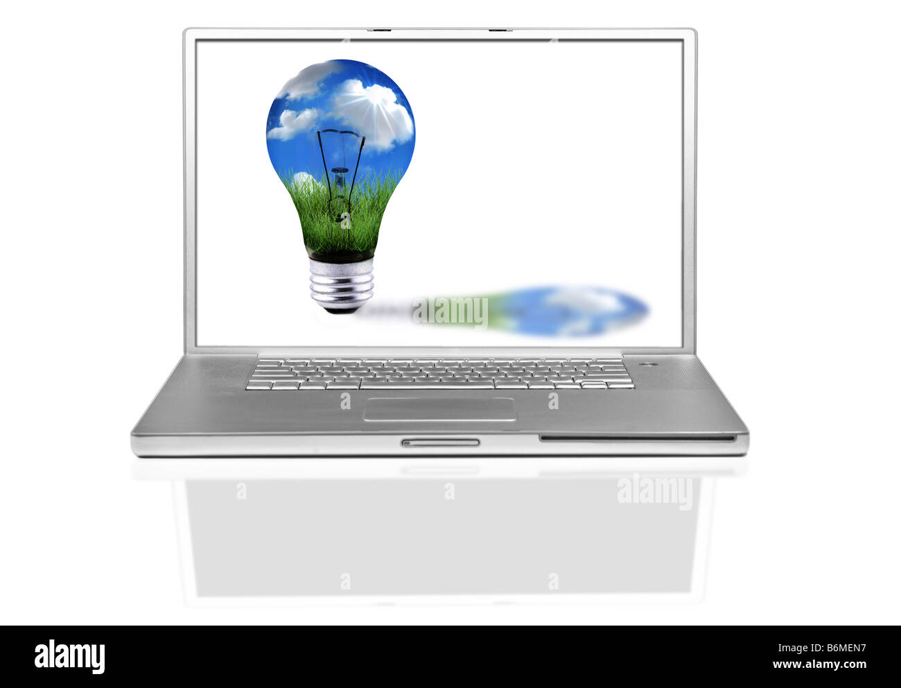 Laptop-Computer mit grüner Energiekonzept auf weiß oder legen Sie Ihr eigenes Design Stockfoto