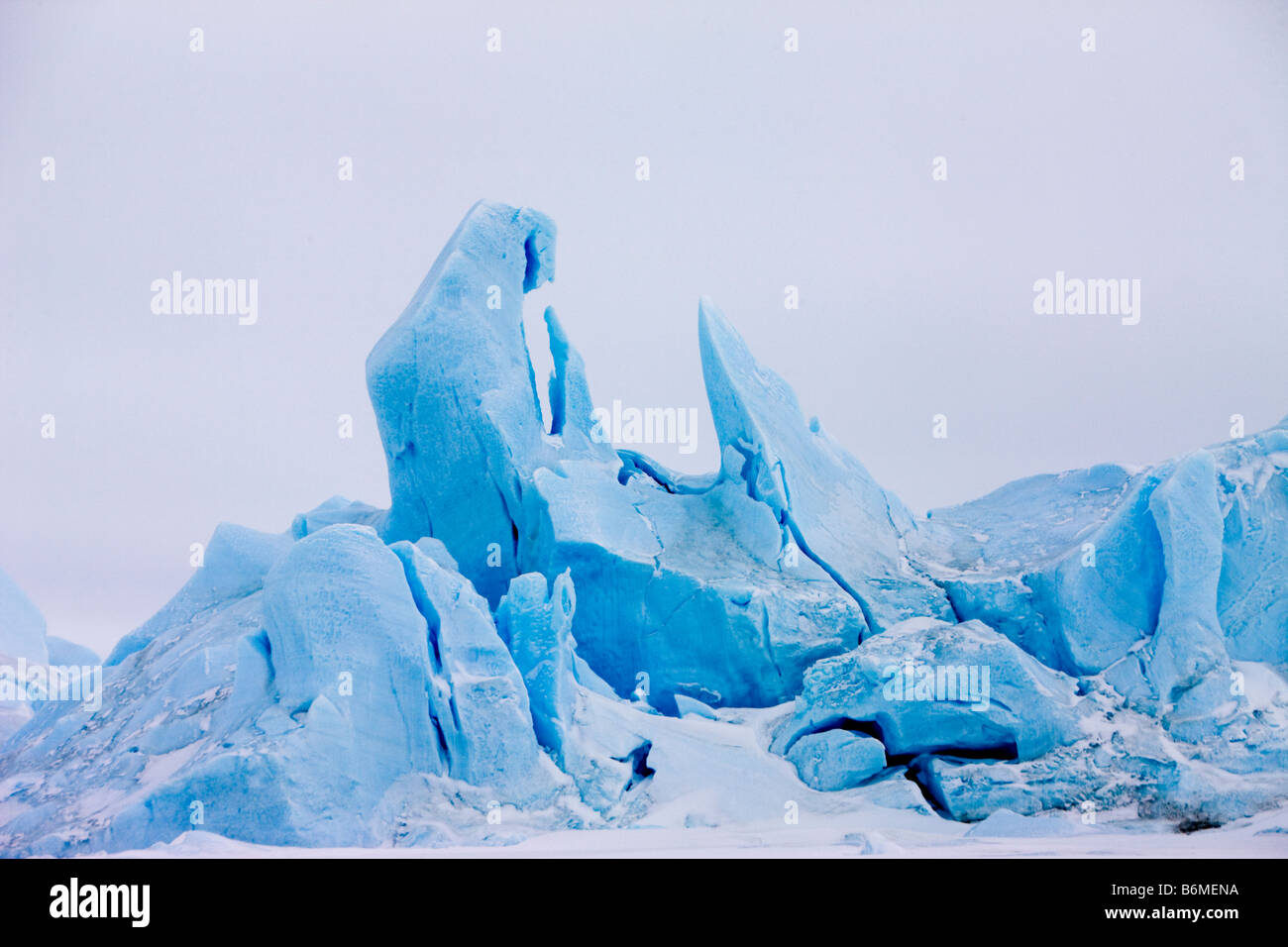 Ungewöhnlich geformte big blue Eisberg in der schnellen Ice im Weddellmeer der Antarktis gefangen Stockfoto