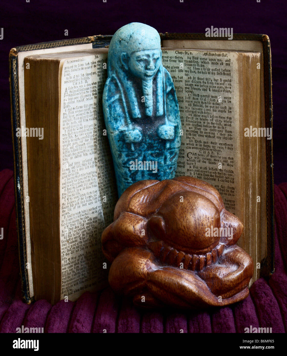 Artikel des Glaubens aus verschiedenen Religionen eine christliche Bibel buddhistischen Yogi und eine ägyptische Königsuschebti Stockfoto