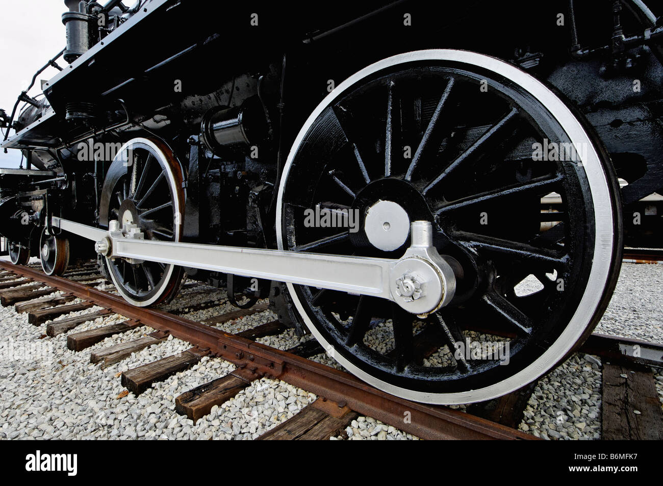 Detail der Stahlräder einer Dampflok auf der Strecke der Tennessee Valley Railroad Museum in Chattanooga, Tennessee Stockfoto