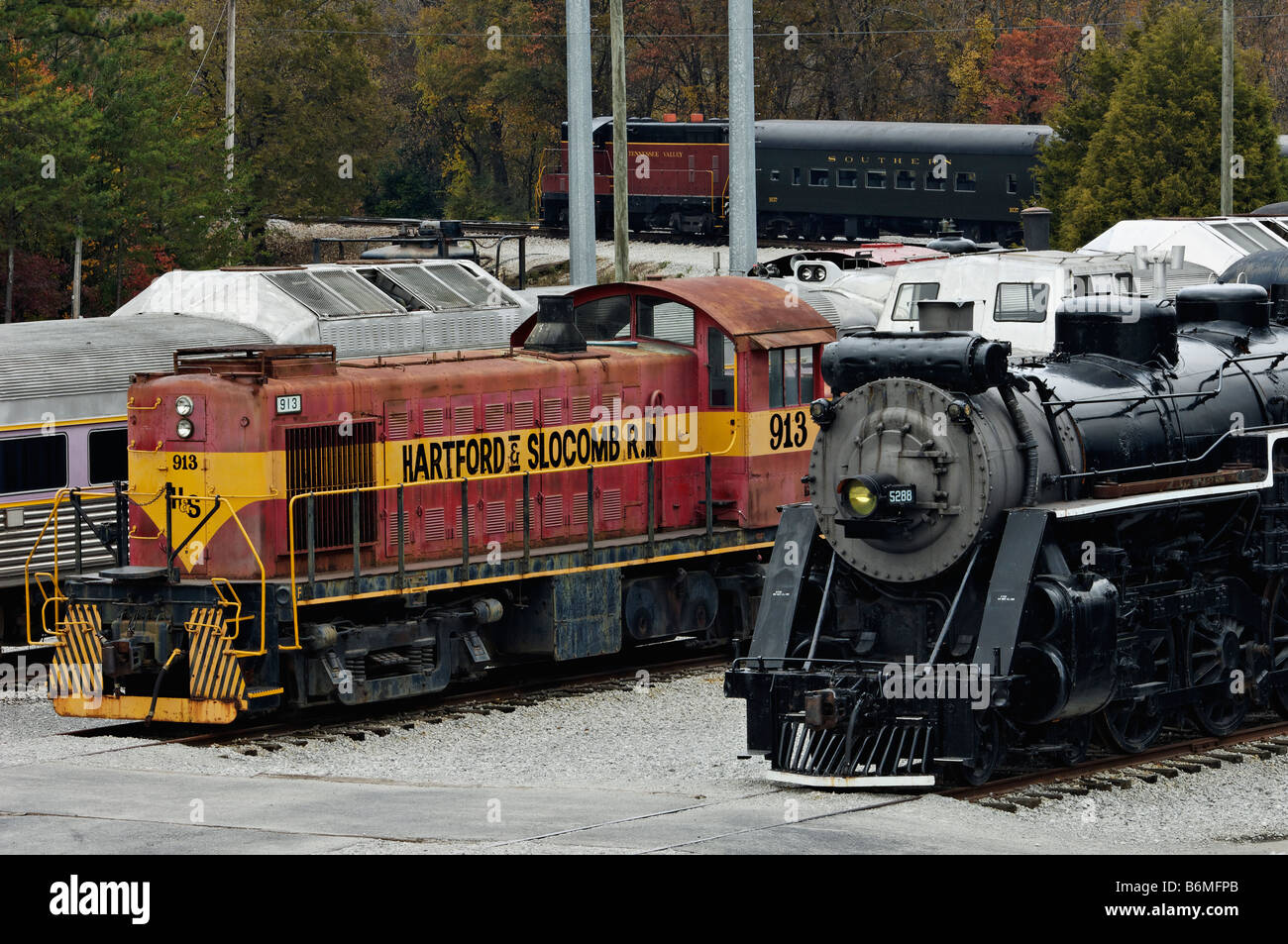 Dampf- und Dieselloks im Güterbahnhof im Tennessee Valley Railroad Museum in Chattanooga, Tennessee Stockfoto