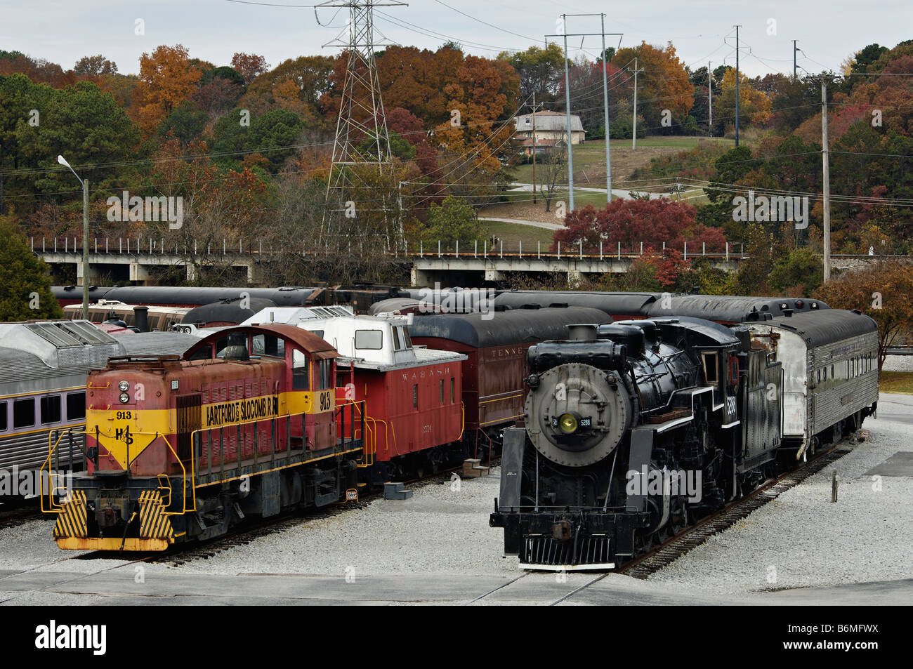 Dampf- und Dieselloks im Güterbahnhof im Tennessee Valley Railroad Museum in Chattanooga Stockfoto