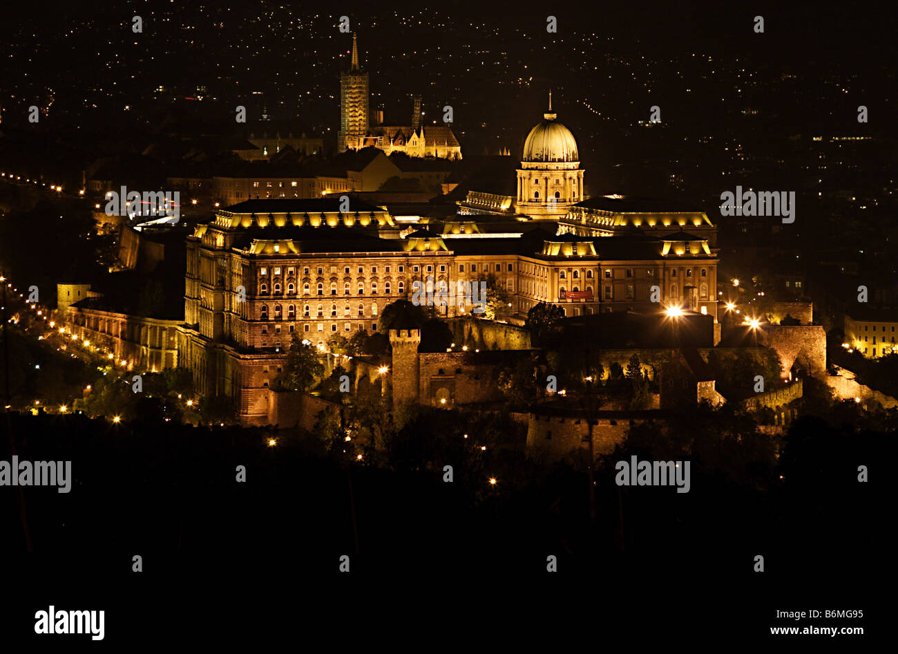 Blick auf Buda Castle Hill mit der Burg und die Matthiaskirche in Budapest, Ungarn, nachts beleuchtet Stockfoto