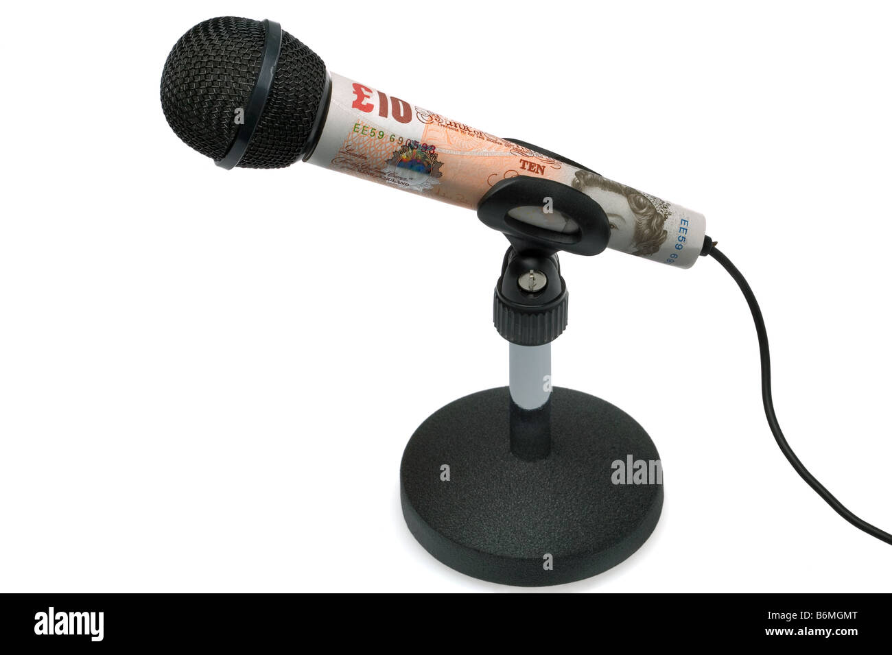 Geld spricht Konzept Bild von einer zehn-Pfund-Note um ein Tabletop Mikrofon isoliert auf weißem Hintergrund Stockfoto