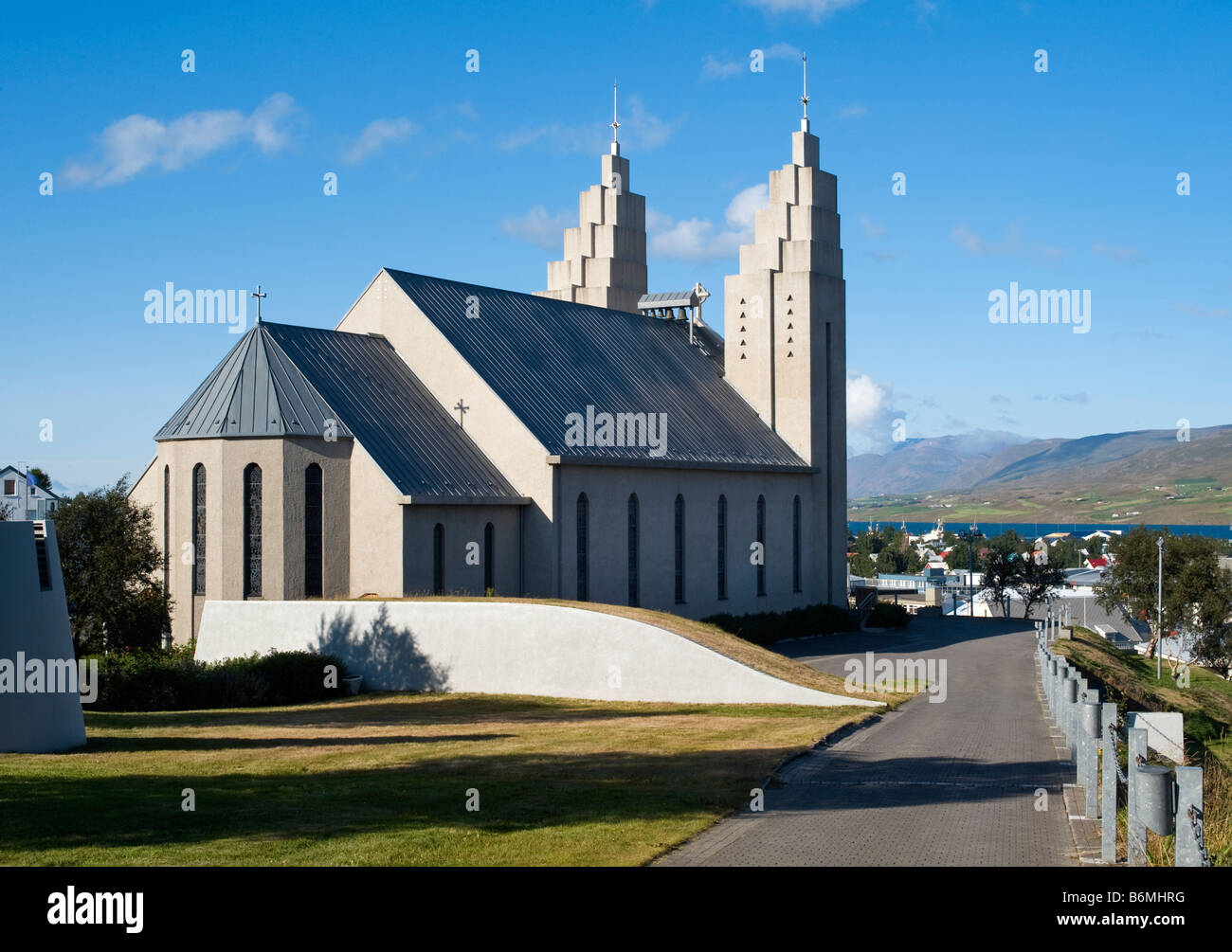 Kathedrale von Akureyri, Blick über die Stadt Akureyri auf Eyjafjordur in Nordisland Stockfoto