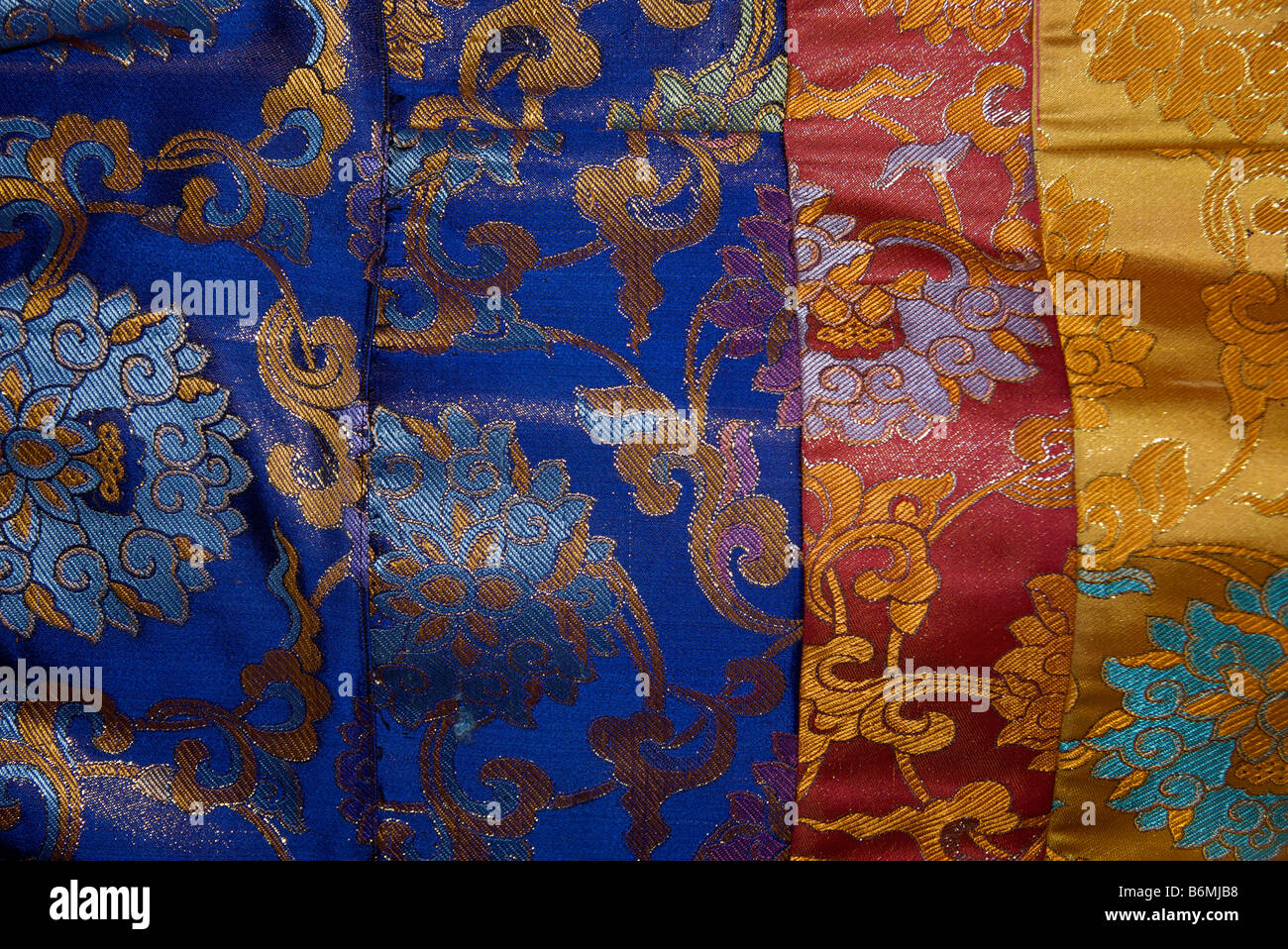 Genähten Stoffen zum Verkauf auf Markt. Tibet Stockfoto