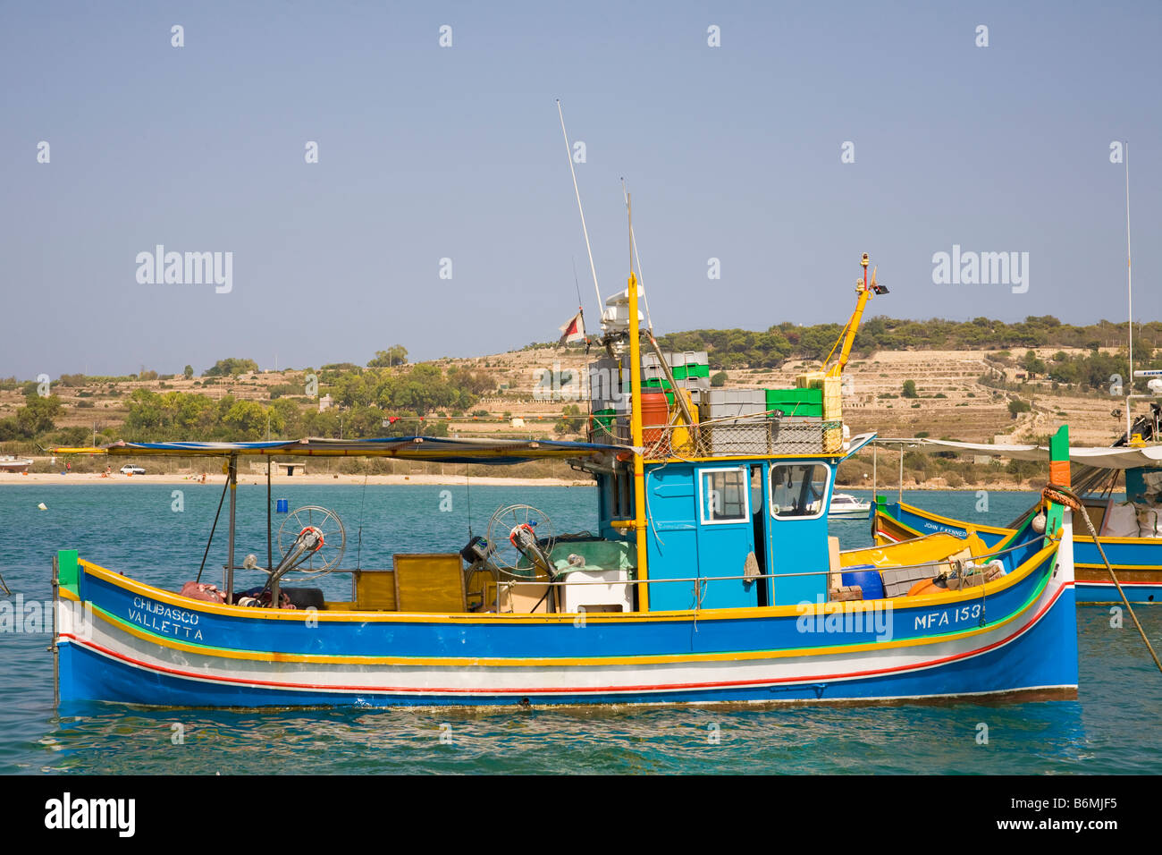 Luzzu Fischerboot vor Anker im Hafen von Marsaxlokk, Marsaxlokk, Malta Stockfoto