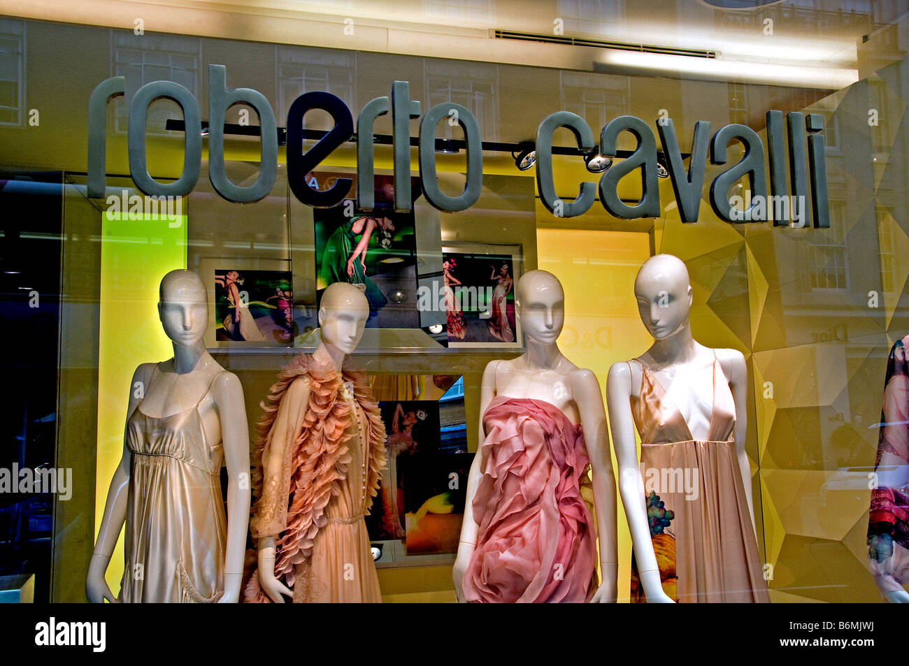 Roberto Cavalli Fashion in Kensington und Knightsbridge trendige moderne zeigen Schaufenster Shop einkaufen Stockfoto