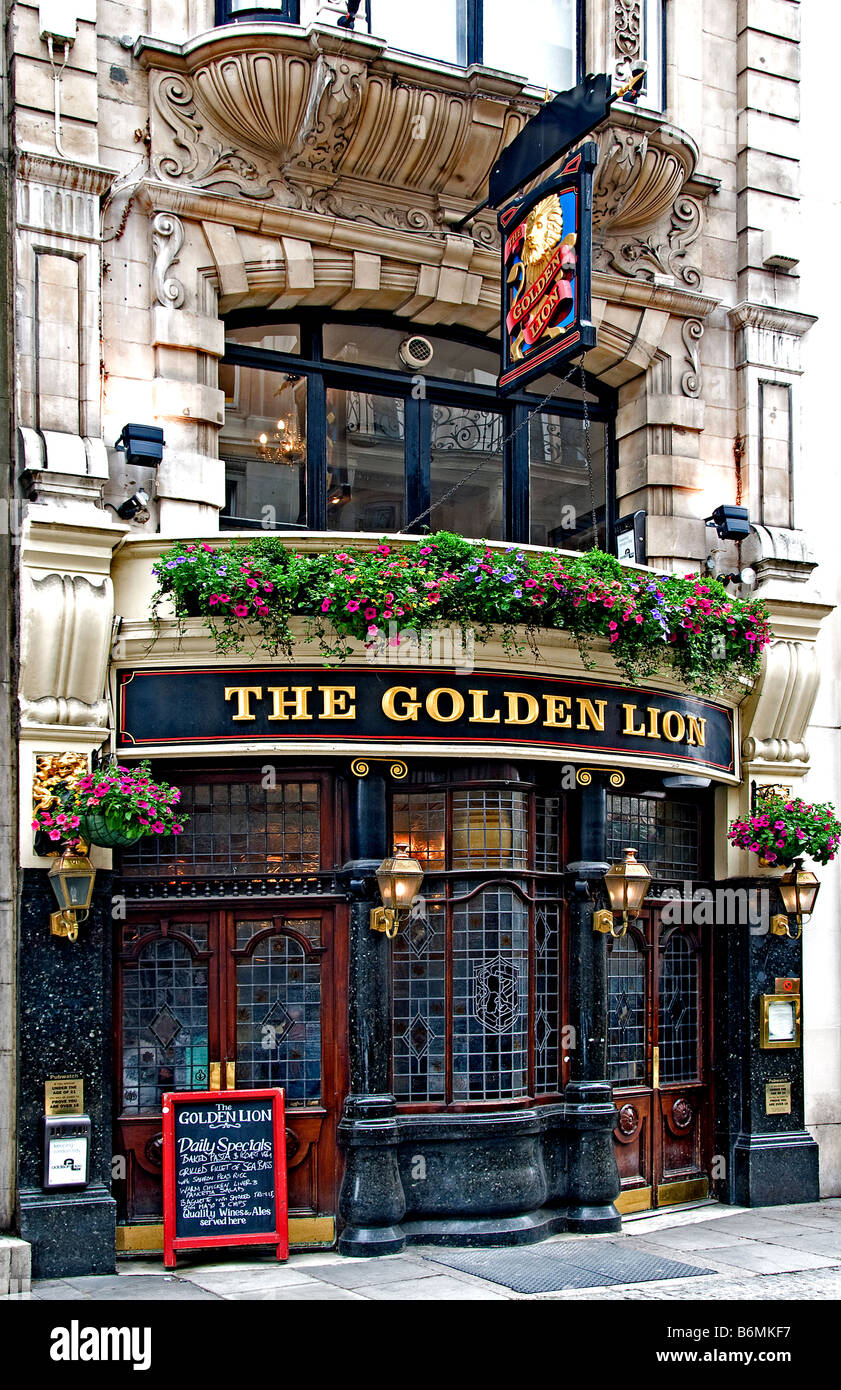 Der Golden Lion pub Stockfoto