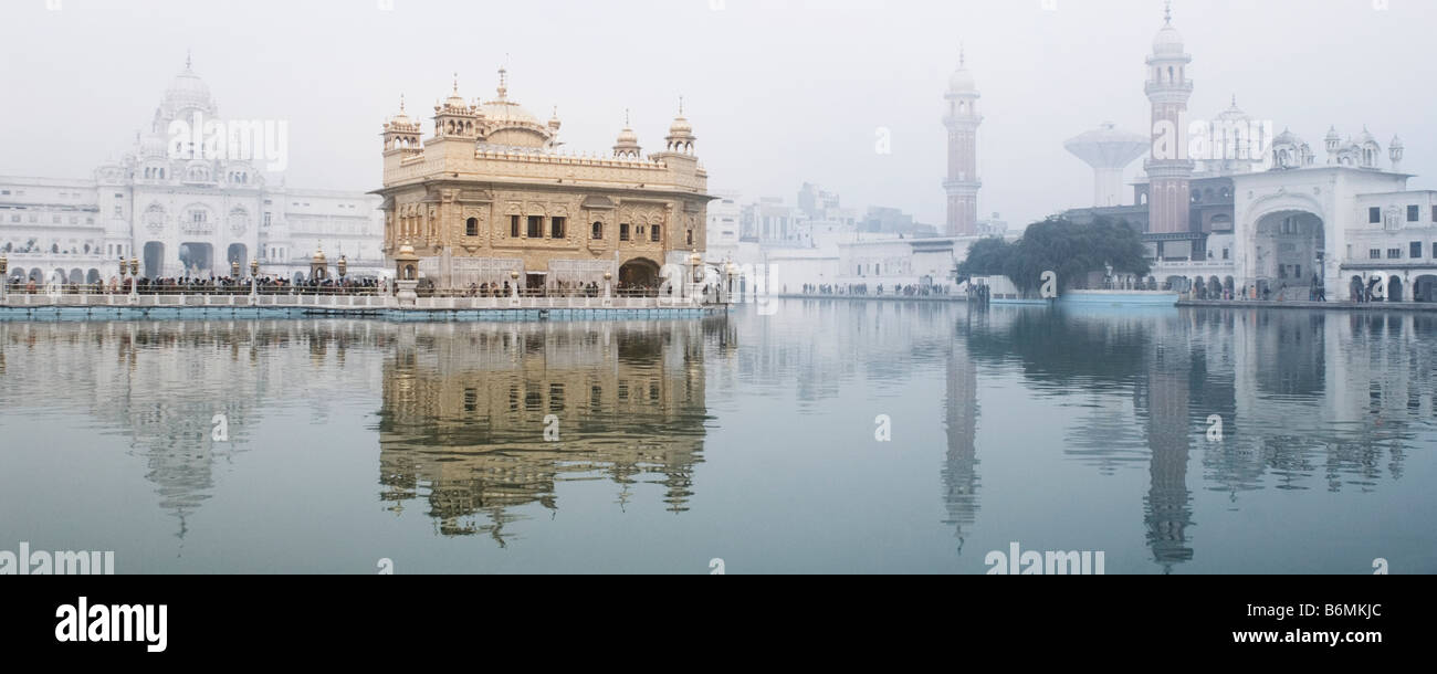 Reflexion eines Tempels in Wasser, Goldene Tempel, Amritsar, Punjab, Indien Stockfoto