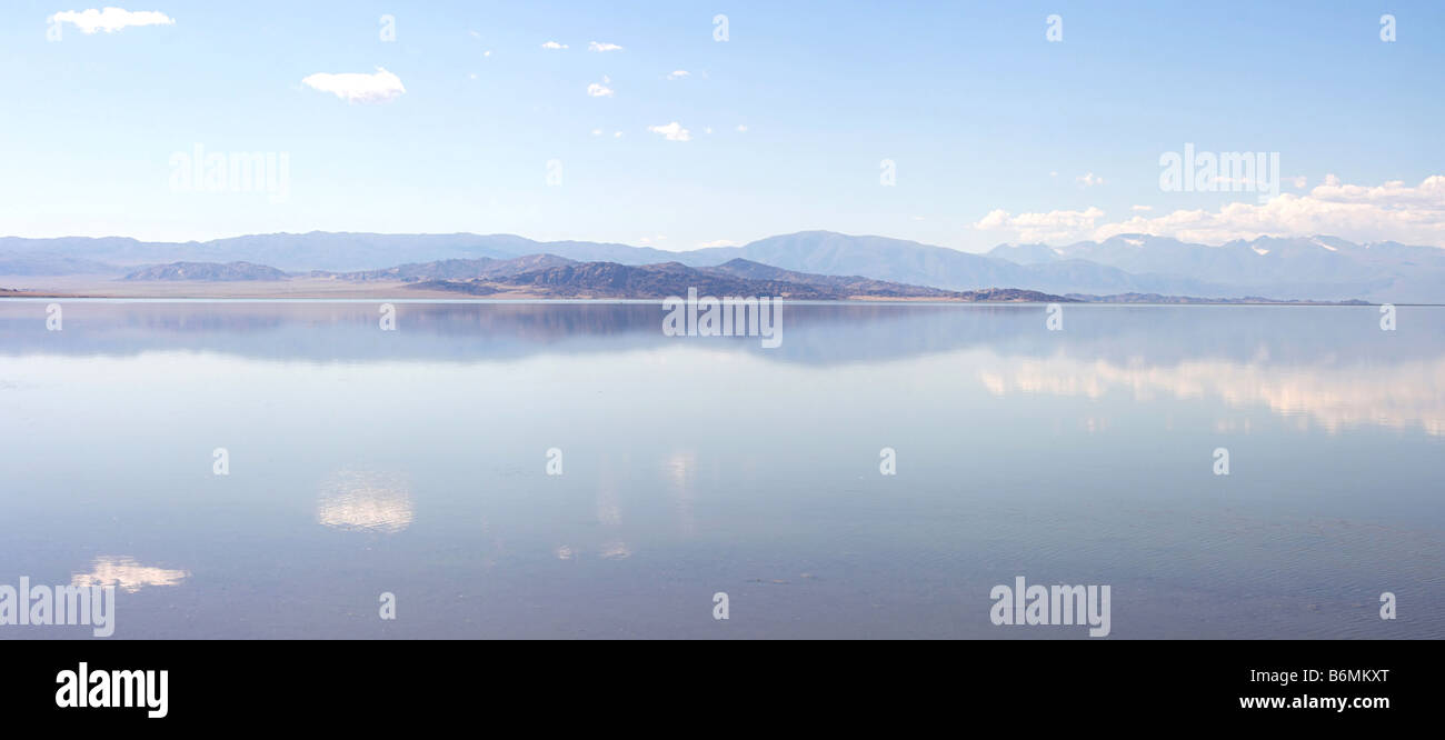Berge-Reflexion in einem See Stockfoto