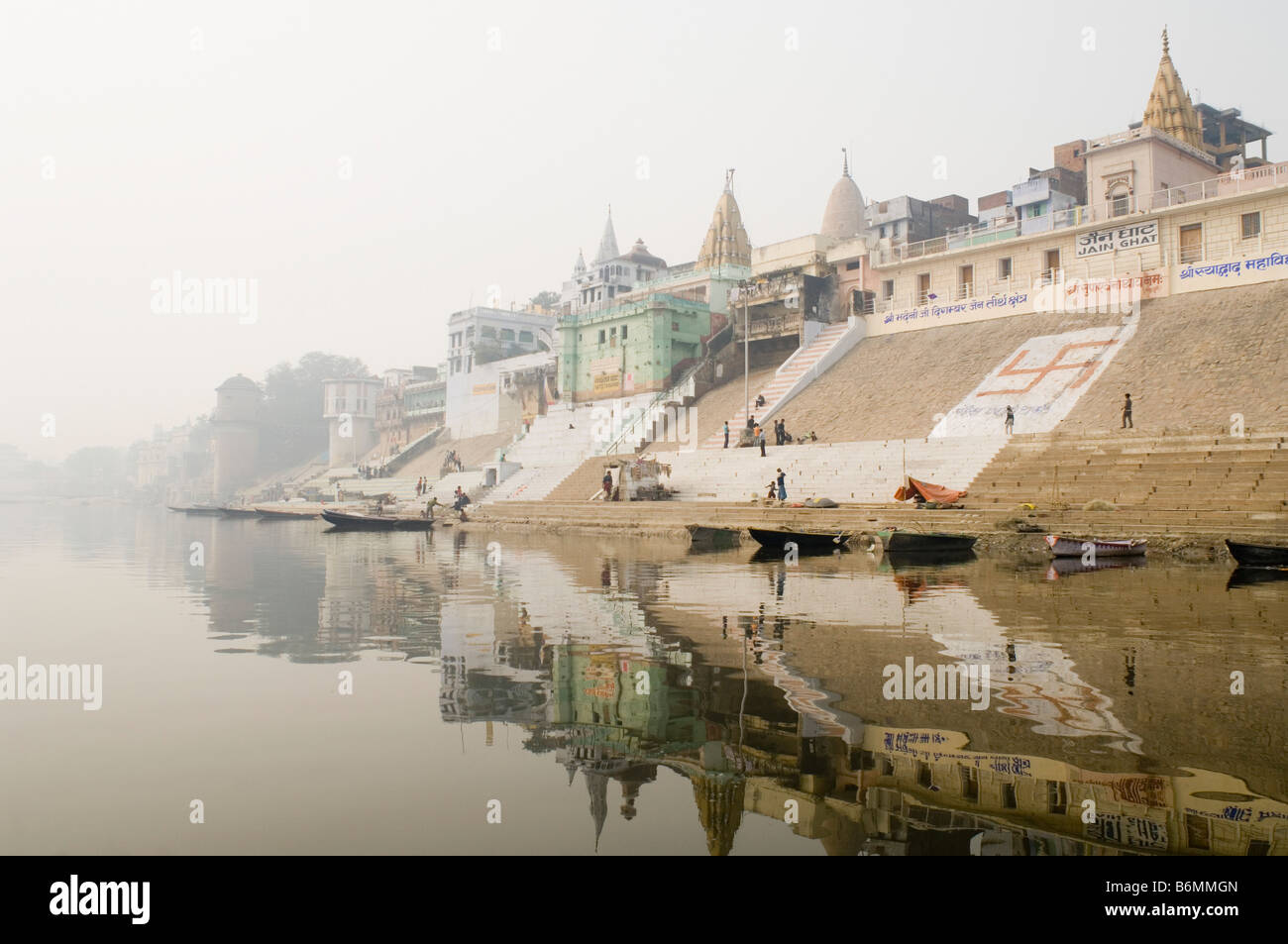 Tempel am Ufer des Flusses, Jain Ghat, Fluss Ganges, Varanasi, Uttar Pradesh, Indien Stockfoto