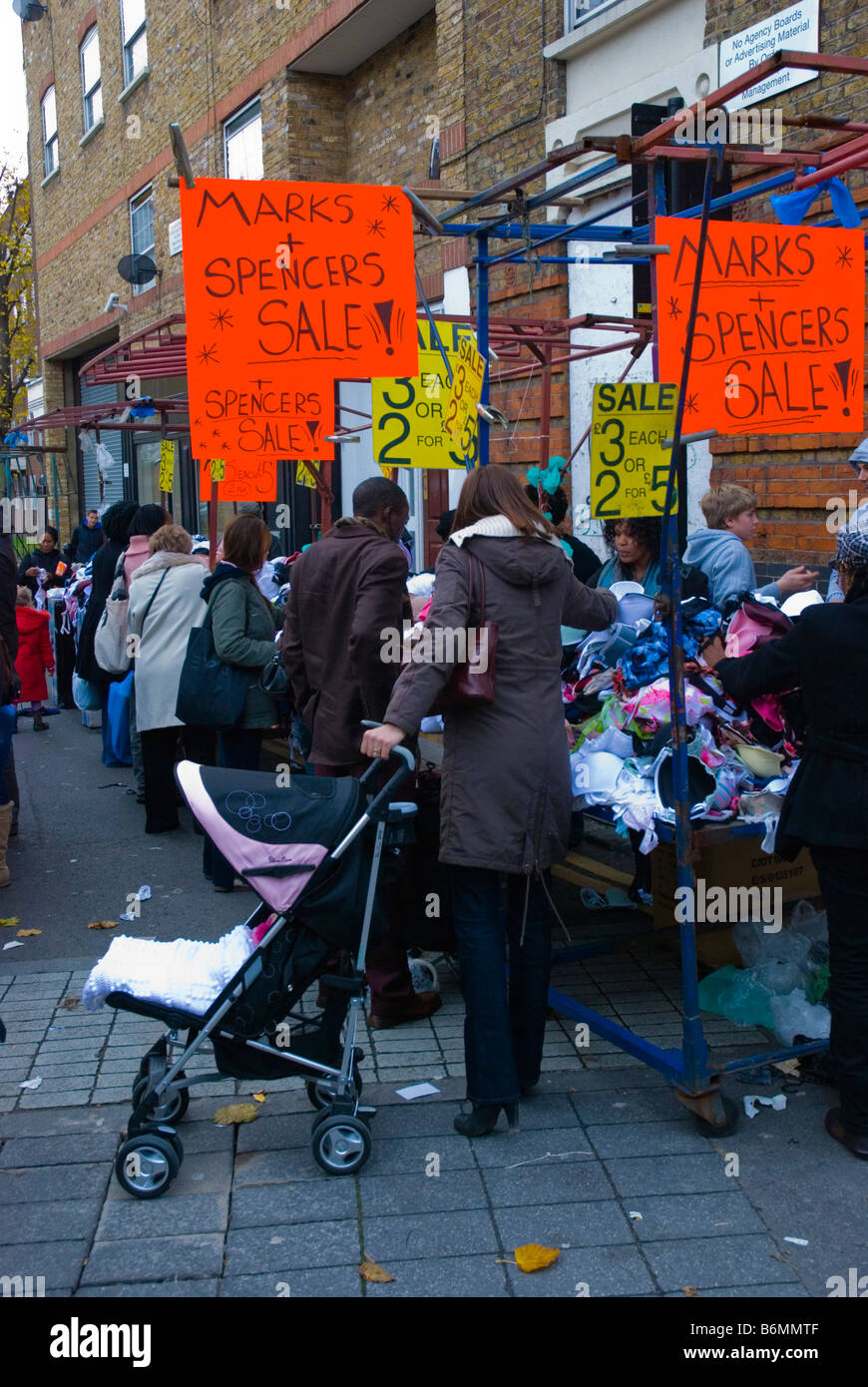 Marks und Spencer Kleidung verkauft zu günstigen Preisen bei Petticoat Lane Markt in East London England UK Stockfoto