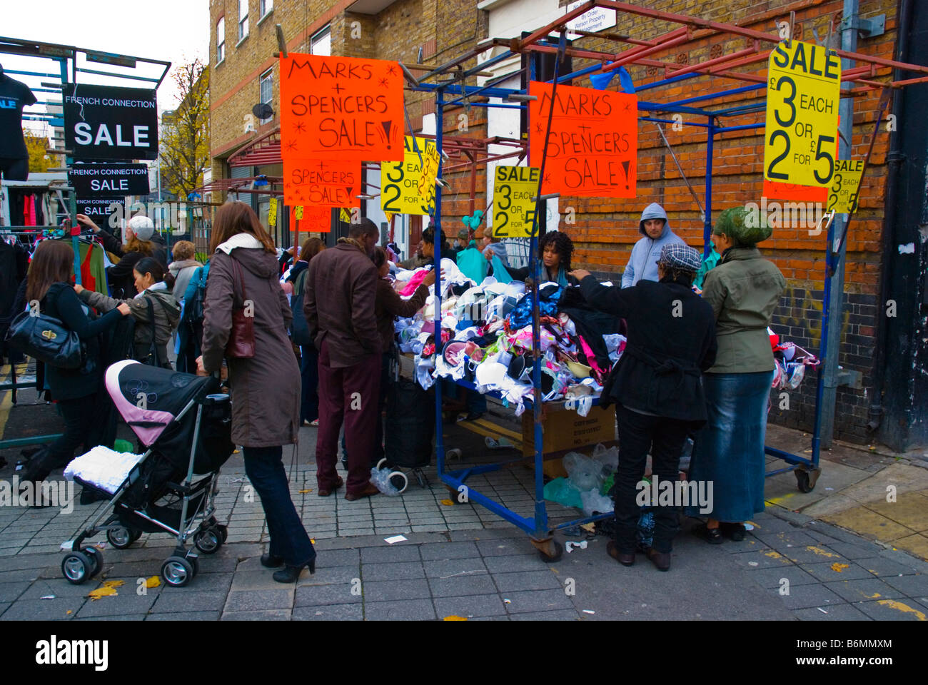 Marks und Spencer Kleidung verkauft zu günstigen Preisen bei Petticoat Lane Markt in East London England UK Stockfoto