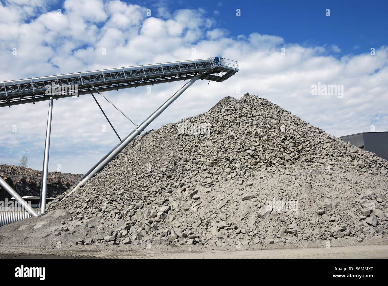 Herstellung von Schotter am Steinbruch Stockfoto