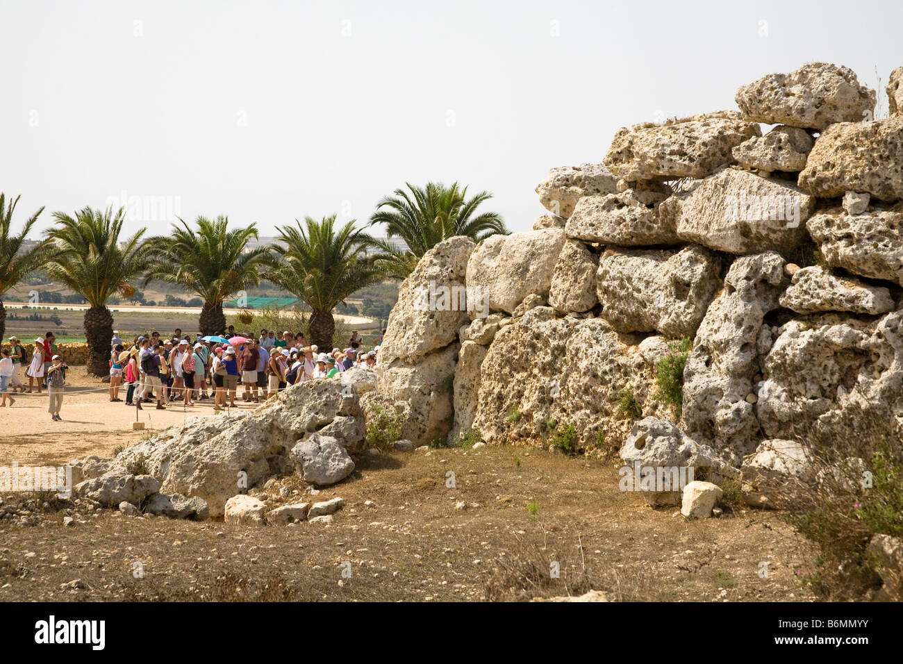Touristen besuchen die Ggantija Tempel, Xaghra, Gozo, Malta Stockfoto