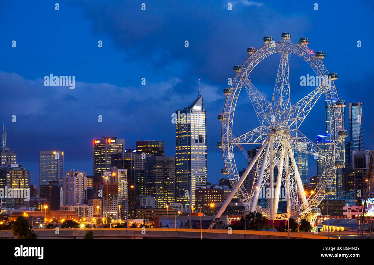 Die Southern Star und Melbourne Skyline.  Australien, Victoria, Melbourne. Stockfoto