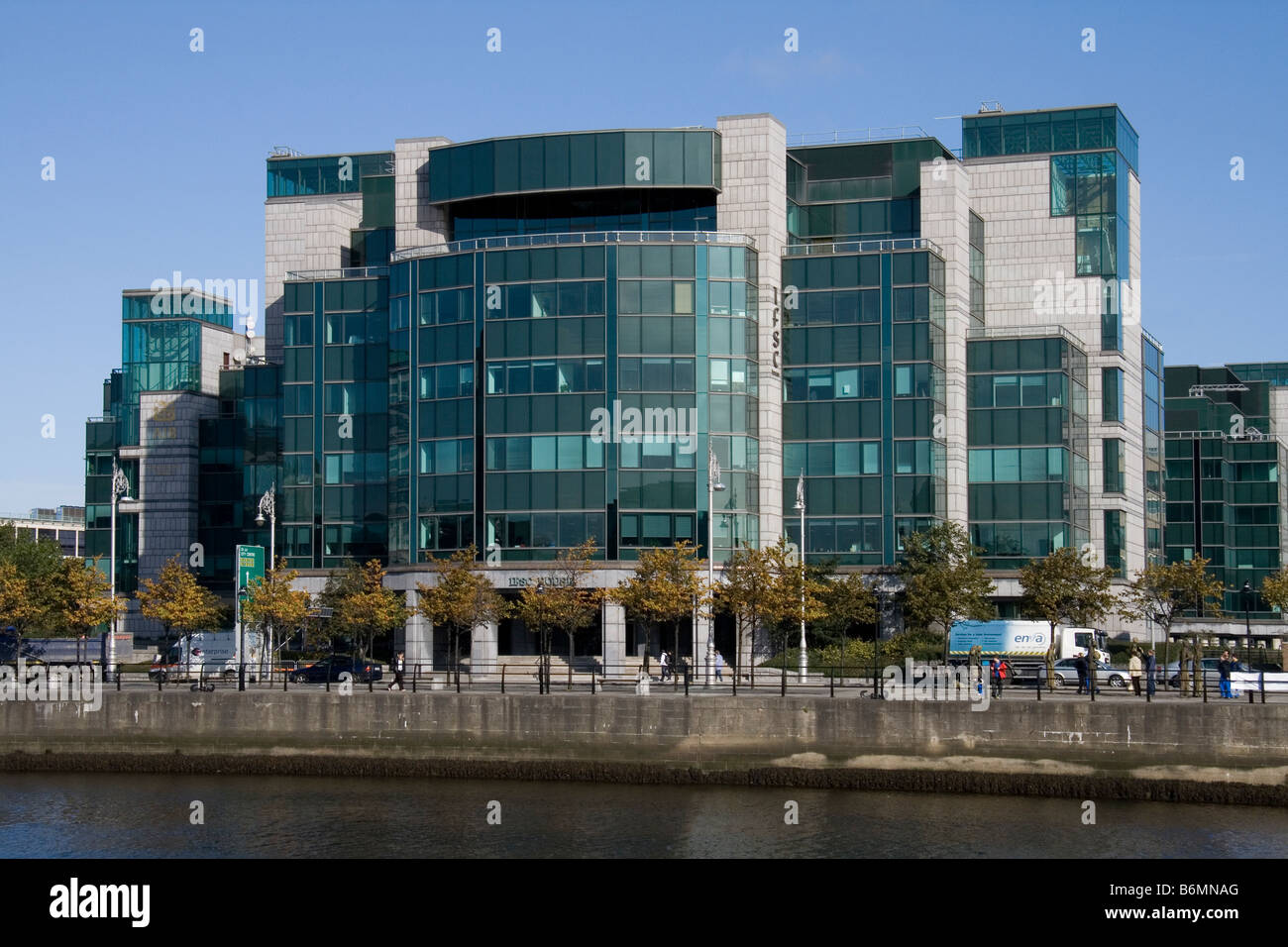 International Centre von der Allied Irish Bank in Dublin am Custom House Quay, an den Ufern des Liffey. Stockfoto