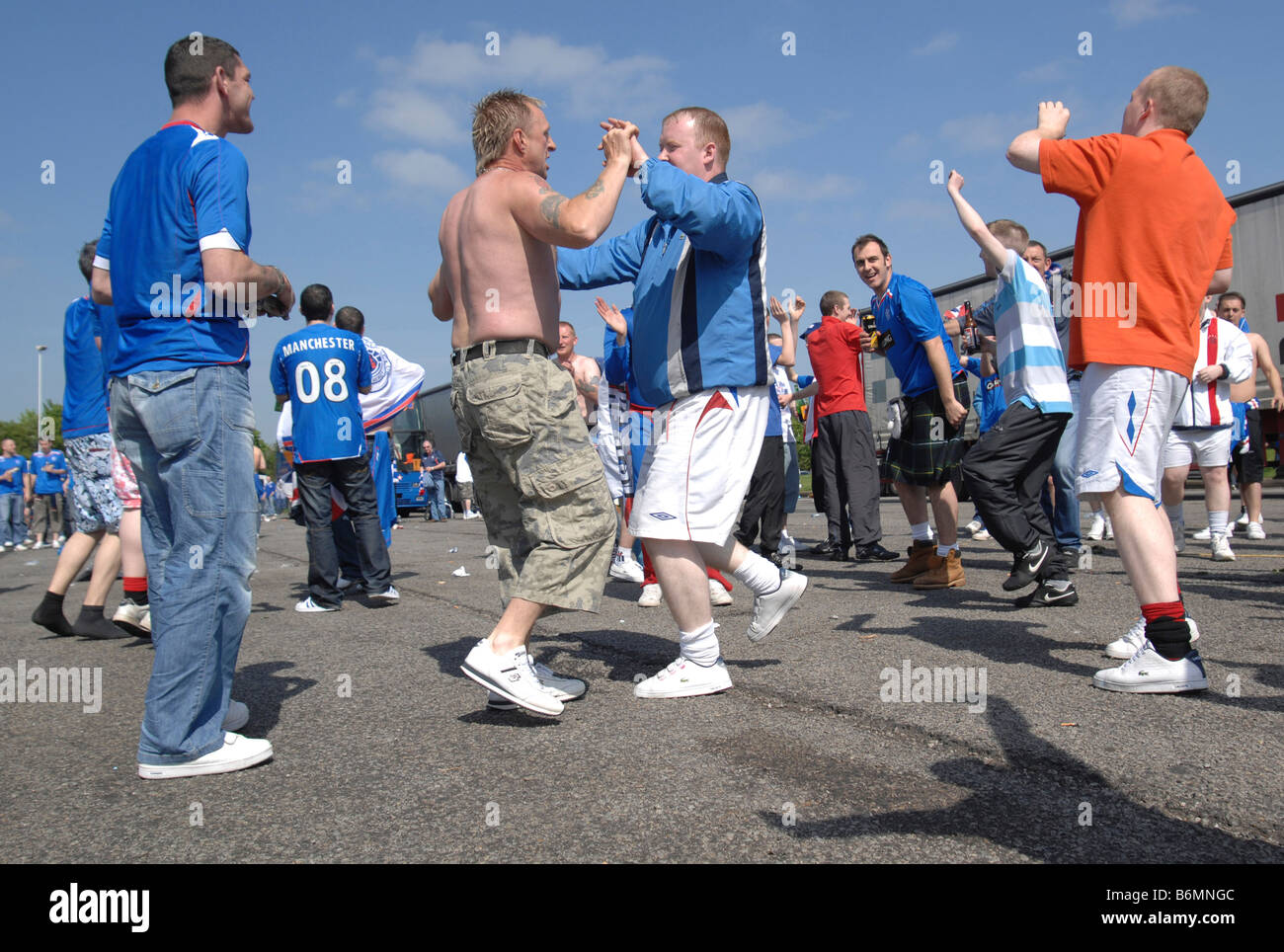 Glasgow Rangers-Fans versammeln sich an einer Autobahnraststätte vor dem UEFA-Cup-Finale 2008 gegen Zenit Sankt Petersburg Stockfoto