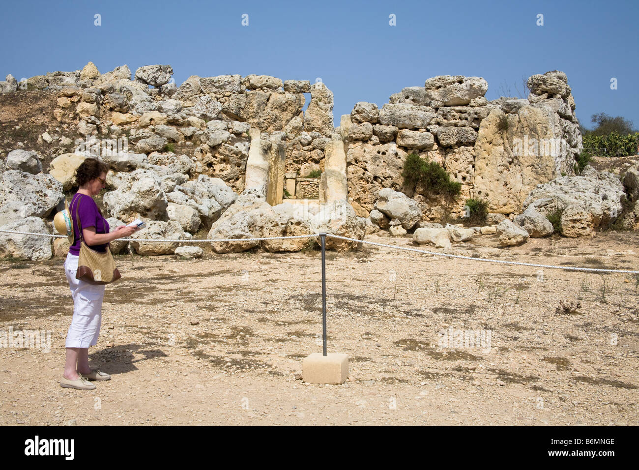 Touristen besuchen die Ggantija Tempel, Xaghra, Gozo, Malta Stockfoto