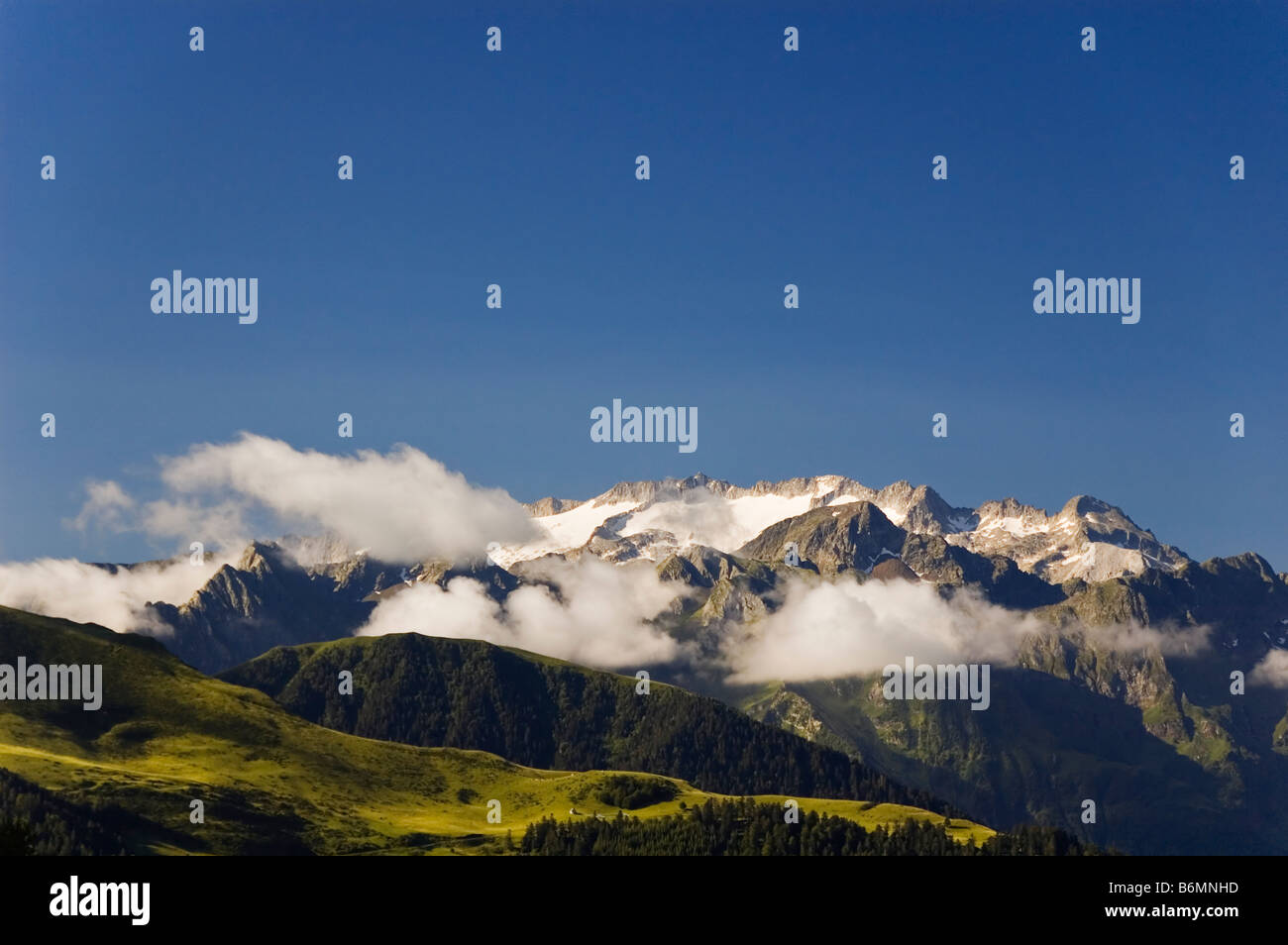 Wolken über den Bergen Pyrenäen Frankreich Stockfoto