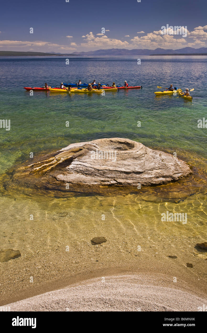 YELLOWSTONE-Nationalpark, WYOMING, USA - Touristen in Kajaks paddeln durch Fischerei Kegel, West Thumb Geyser Basin, Lake Yellowstone. Stockfoto