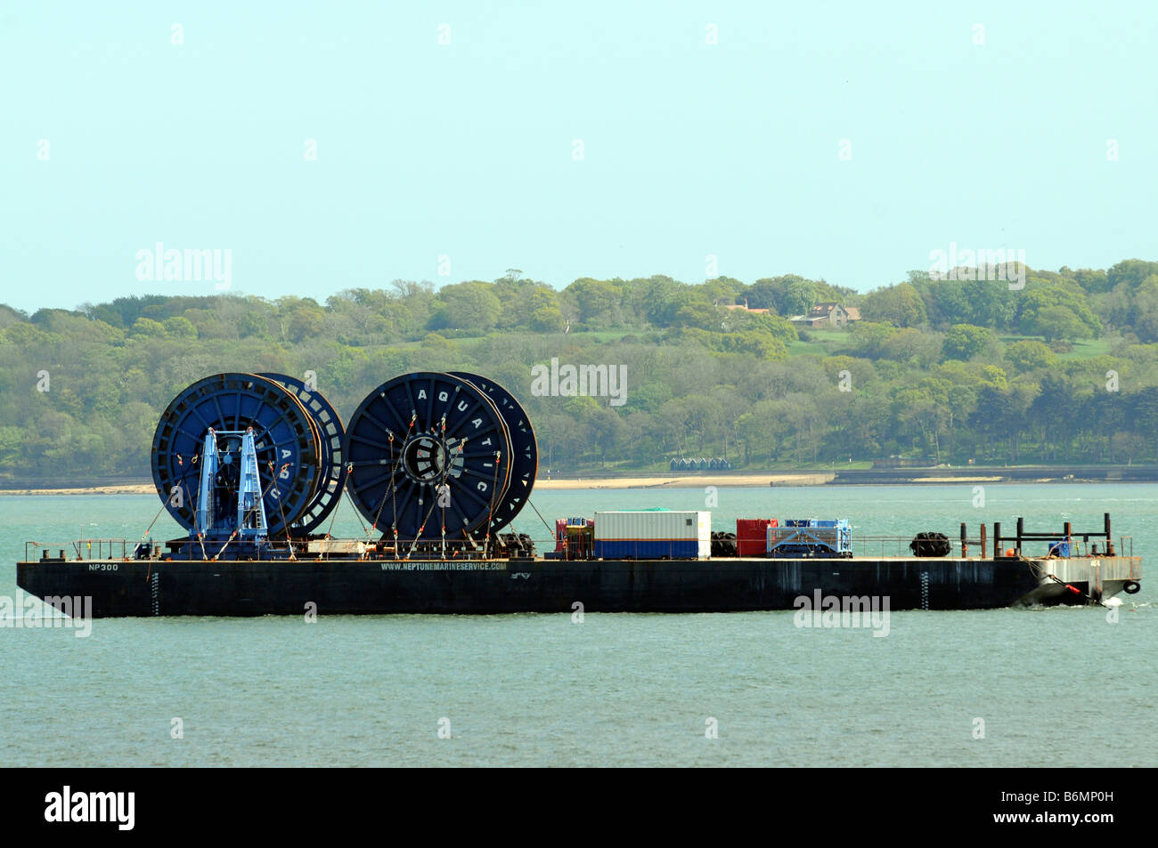 Ein Lastkahn für Kabelverlegung im Solent zwischen Lepe und der Isle Of Wight Stockfoto