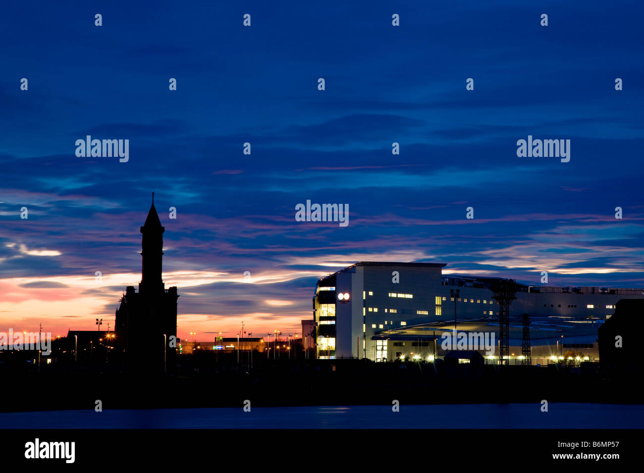 Dock-Büros Clock Tower und New Middlesbrough College entnommen Öner River Tees Stockfoto