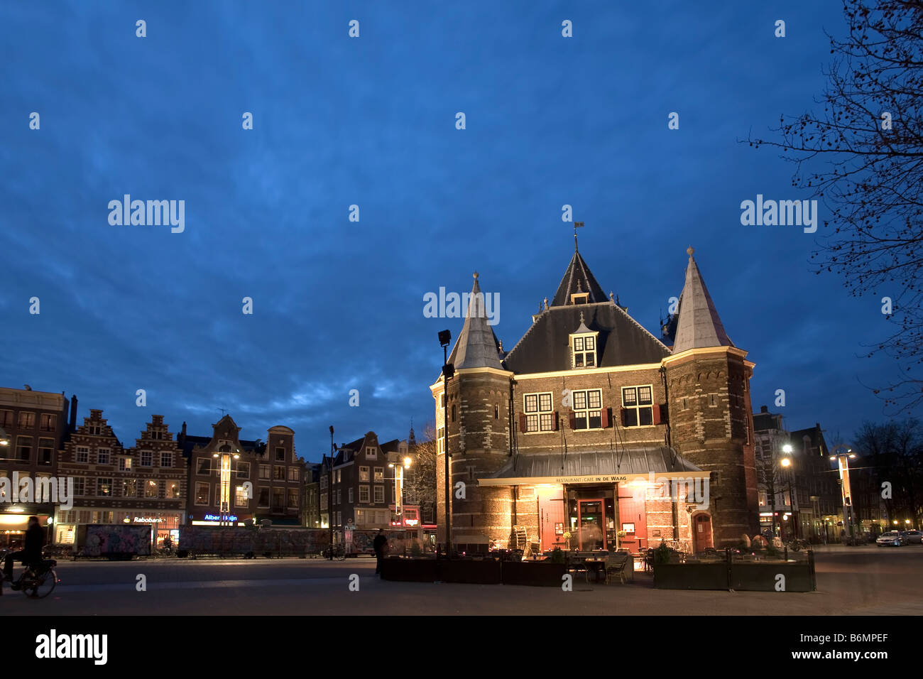 Nieuwmarkt Square und Waag historisches Gebäude Dämmerung Amsterdam Holland Stockfoto