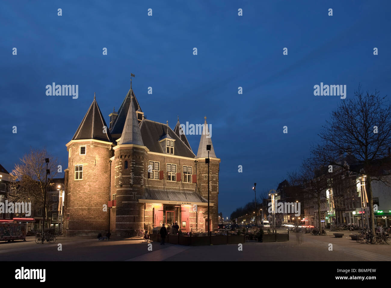 Nieuwmarkt Square und Waag historisches Gebäude Dämmerung Amsterdam Holland Stockfoto