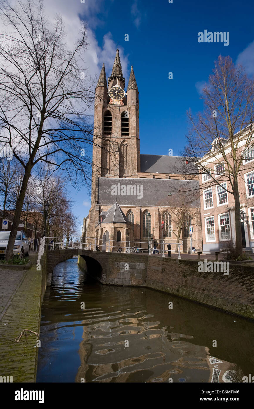 Oude Delft Kanal und Oude Kerk Delft Niederlande Stockfoto