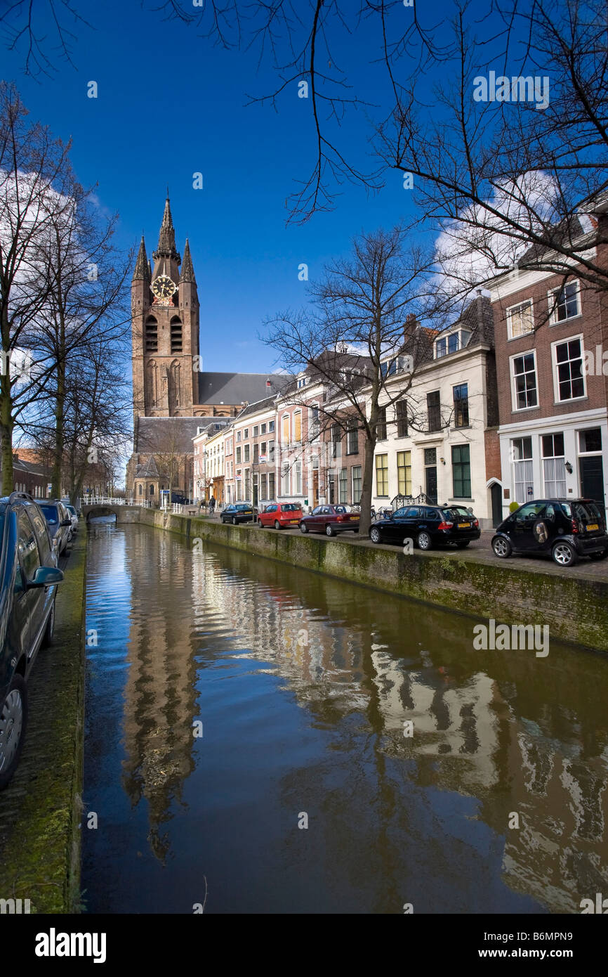 Oude Delft Kanal und Oude Kerk Delft Niederlande Stockfoto