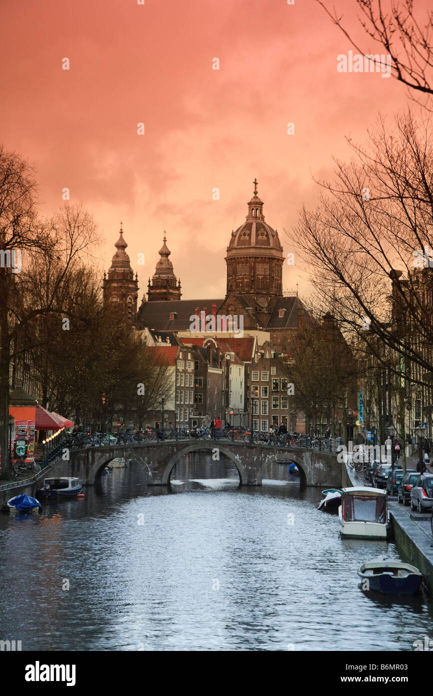 Oudezijds Achterburgwal Kanal und Sankt Nikolaus St. Nicolaas Kerk Amsterdam Niederlande Stockfoto