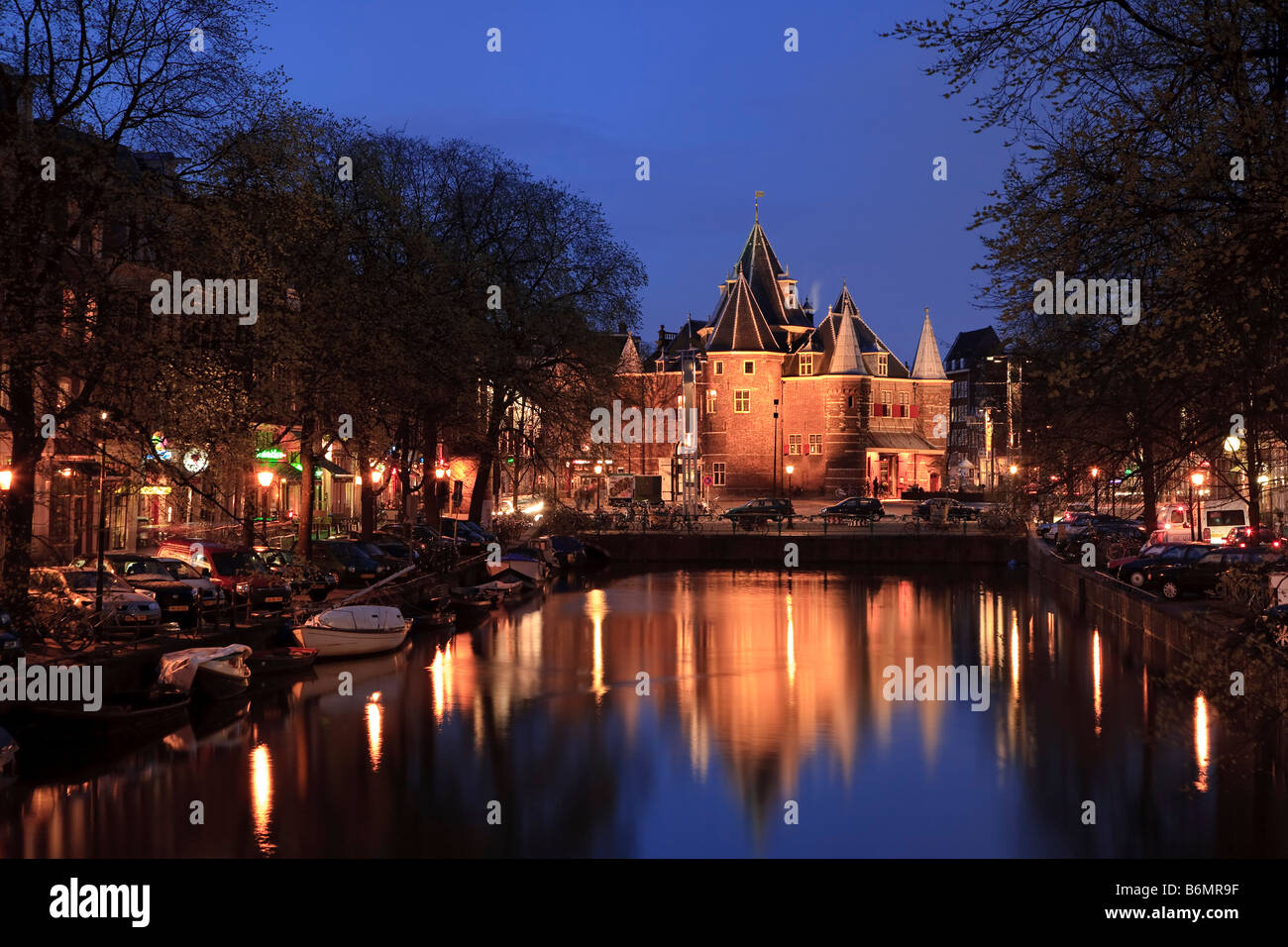 Kloveniers Burgwal Kanal und Waag historisches Gebäude Nieuwmarkt Amsterdam Niederlande Stockfoto