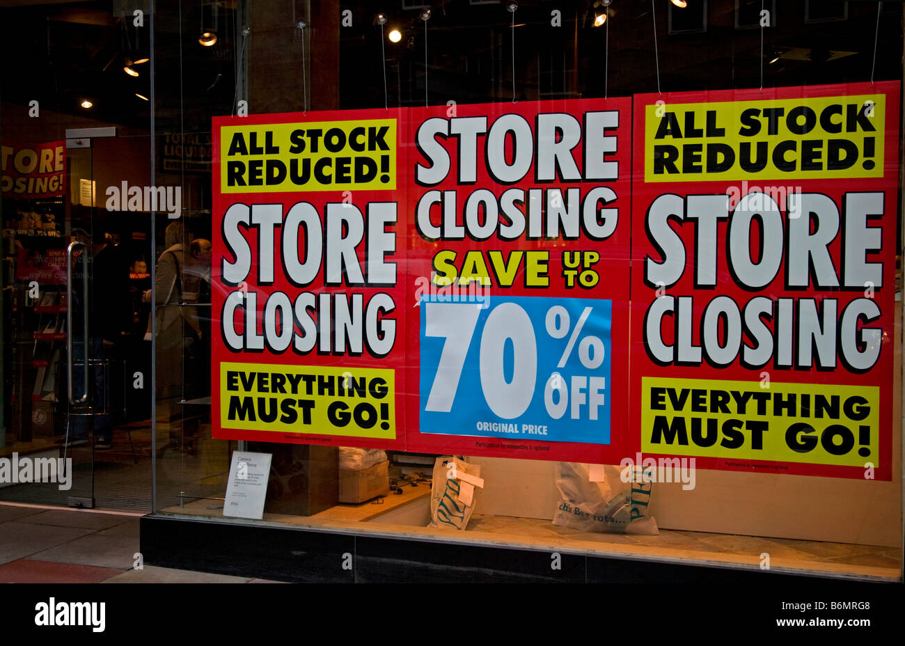Shop Fenster Verkauf Zeichen Display Shop Endbestand reduziert, Schottland, UK, Europa Stockfoto
