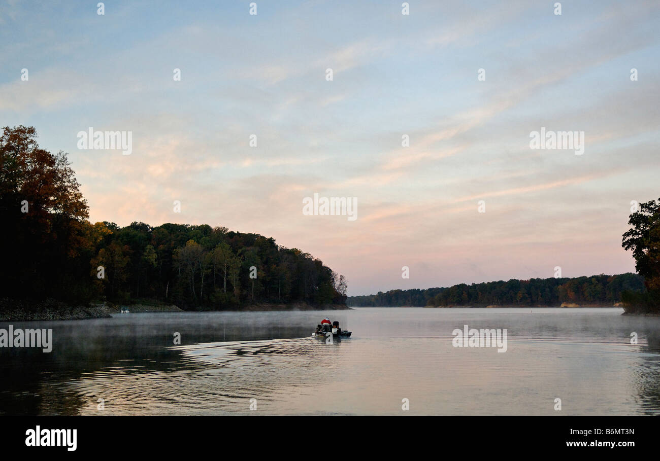 Fischer, die Aufrechnung im Boot bei Sonnenaufgang auf Cecil M Harden See im Parke County Indiana Stockfoto