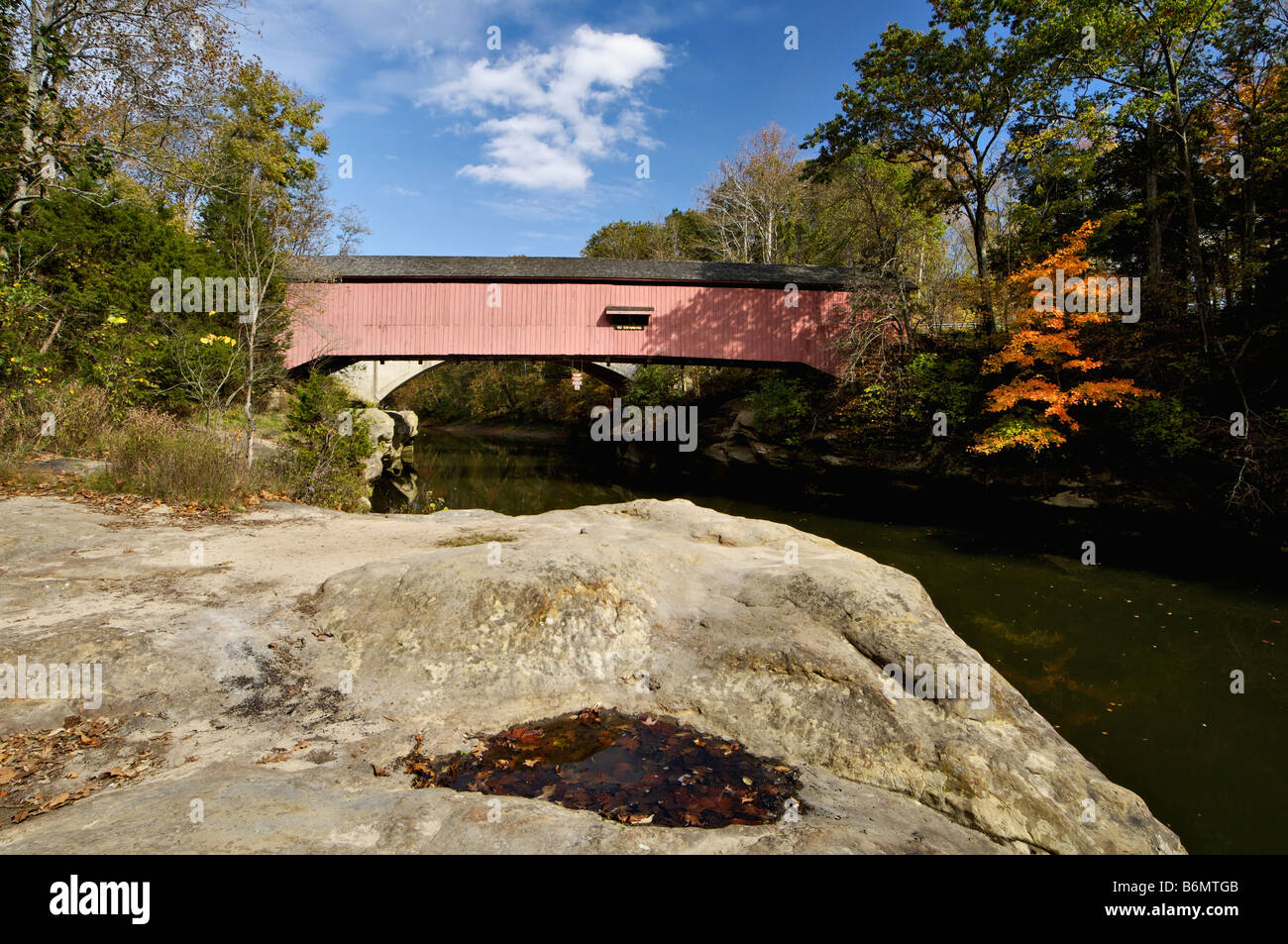 Die Narrows Covered Bridge am Sugar Creek in Türkei Run State Park Indiana Stockfoto