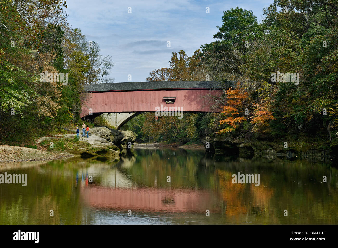 Die Narrows bedeckt Brücke und Reflexion über Sugar Creek in Türkei Run State Park Indiana Stockfoto