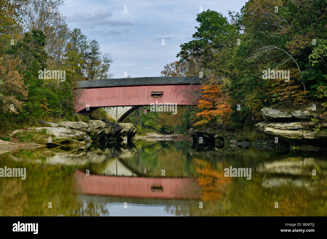 Die Narrows bedeckt Brücke und Reflexion über Sugar Creek in Türkei Run State Park Indiana Stockfoto