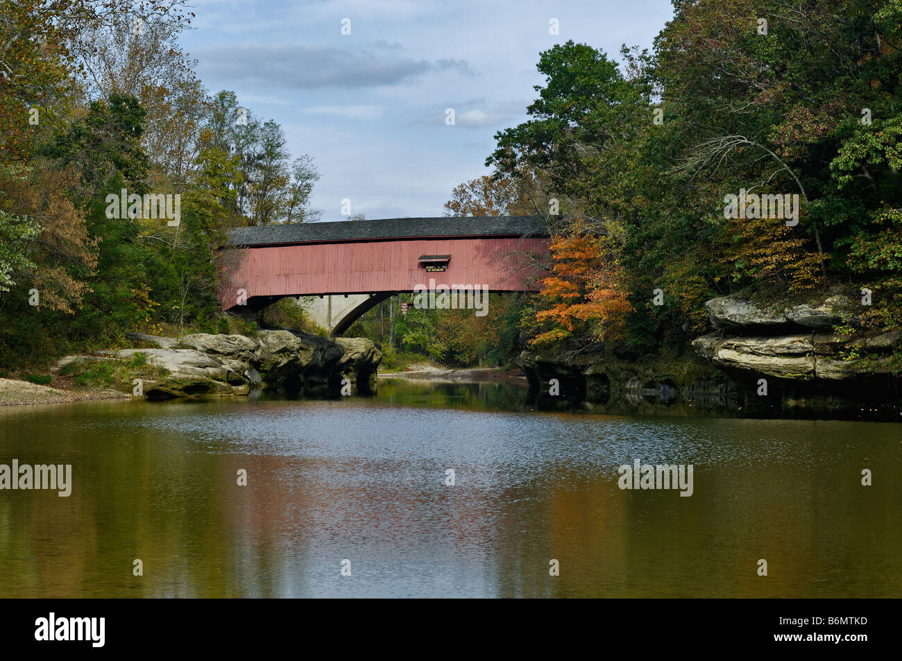 Die Narrows bedeckt Brücke und Reflexion über Sugar Creek in Türkei Run State Park Indiana Stockfoto